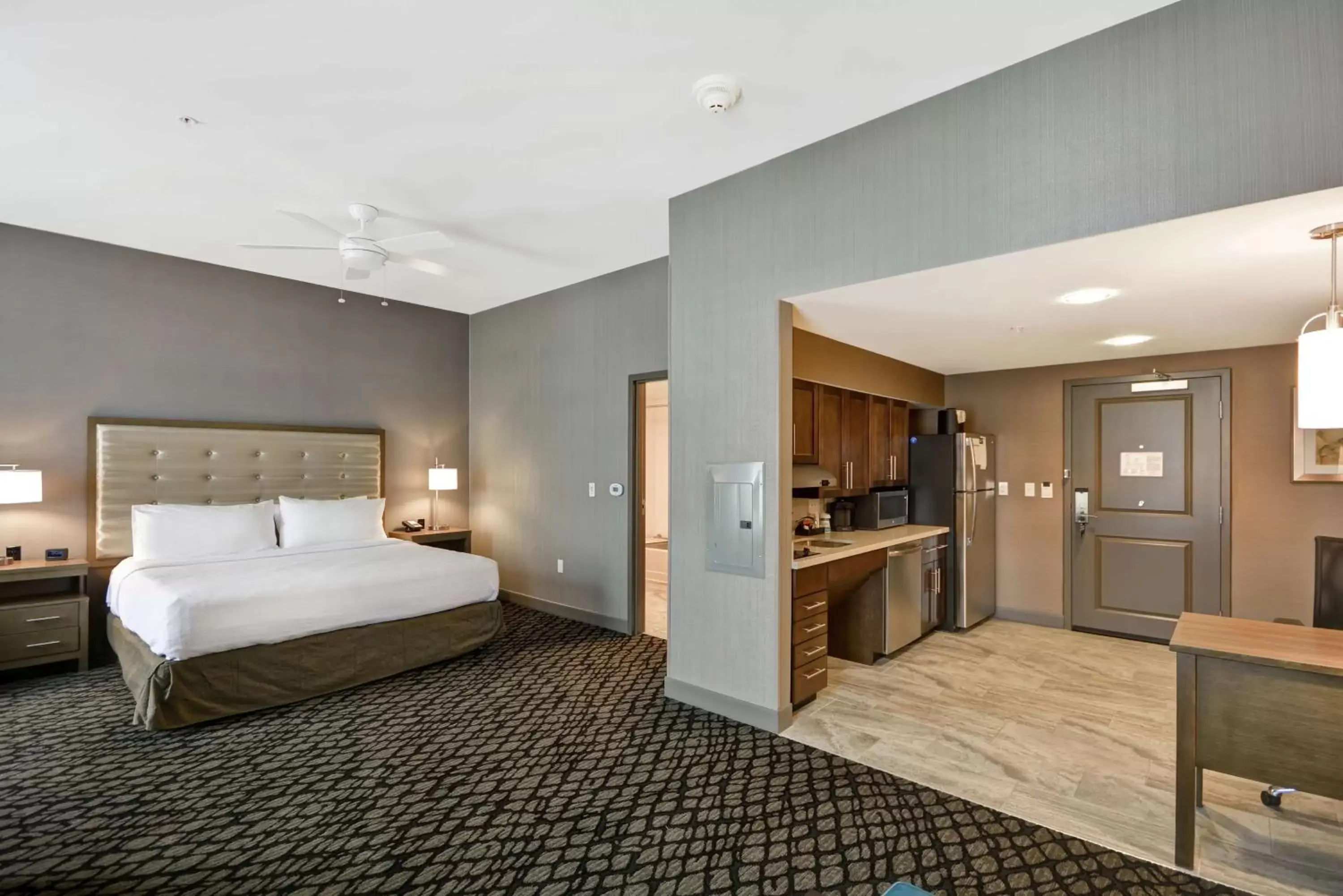 Kitchen or kitchenette, Bed in Homewood Suites By Hilton Warren Detroit