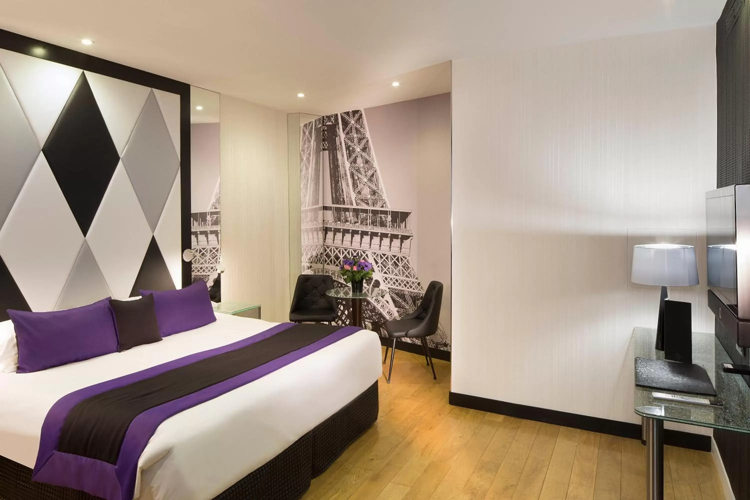 Photo of the whole room, Bed in L'Empire Paris