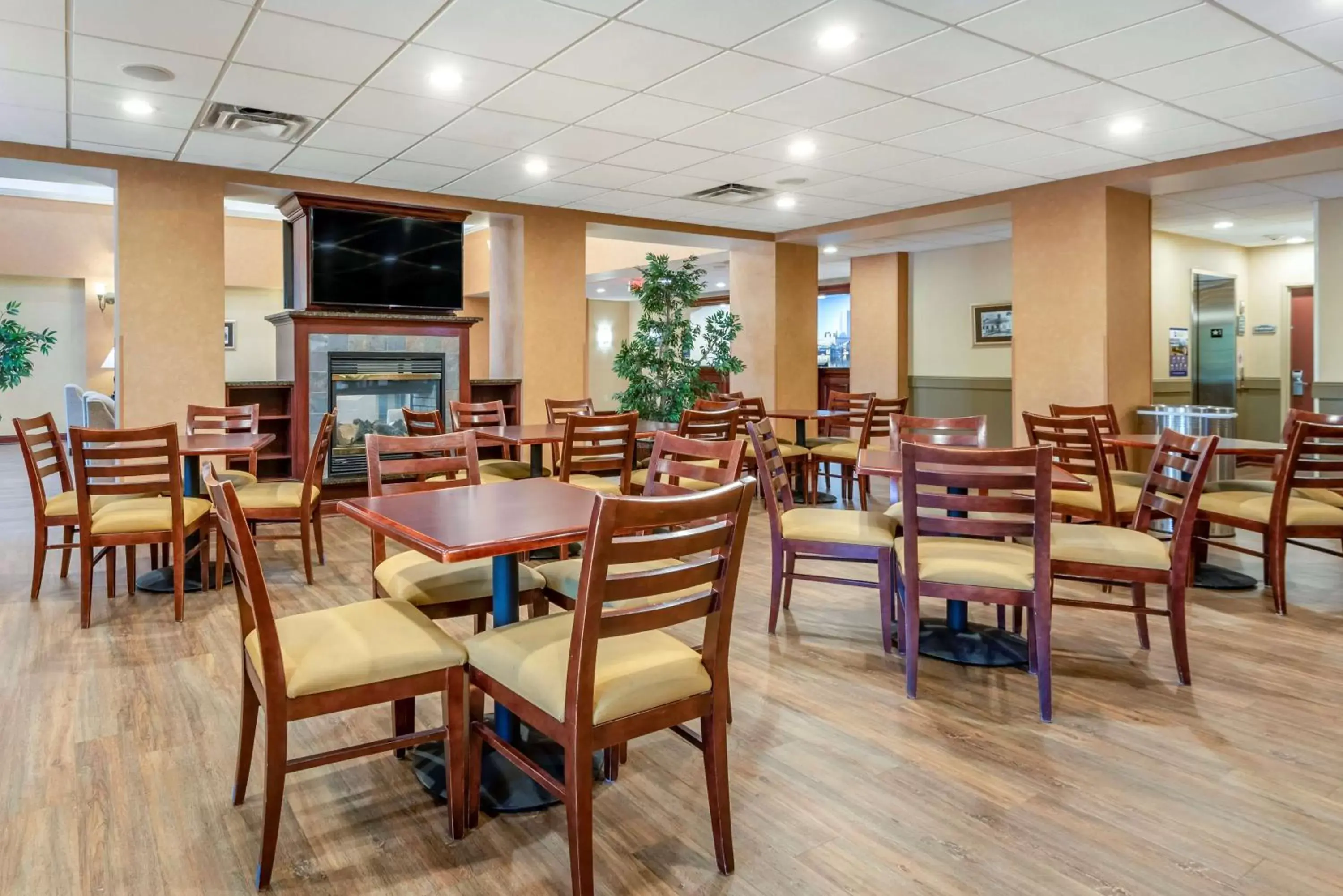 Breakfast, Restaurant/Places to Eat in Best Western PLUS Victor Inn & Suites