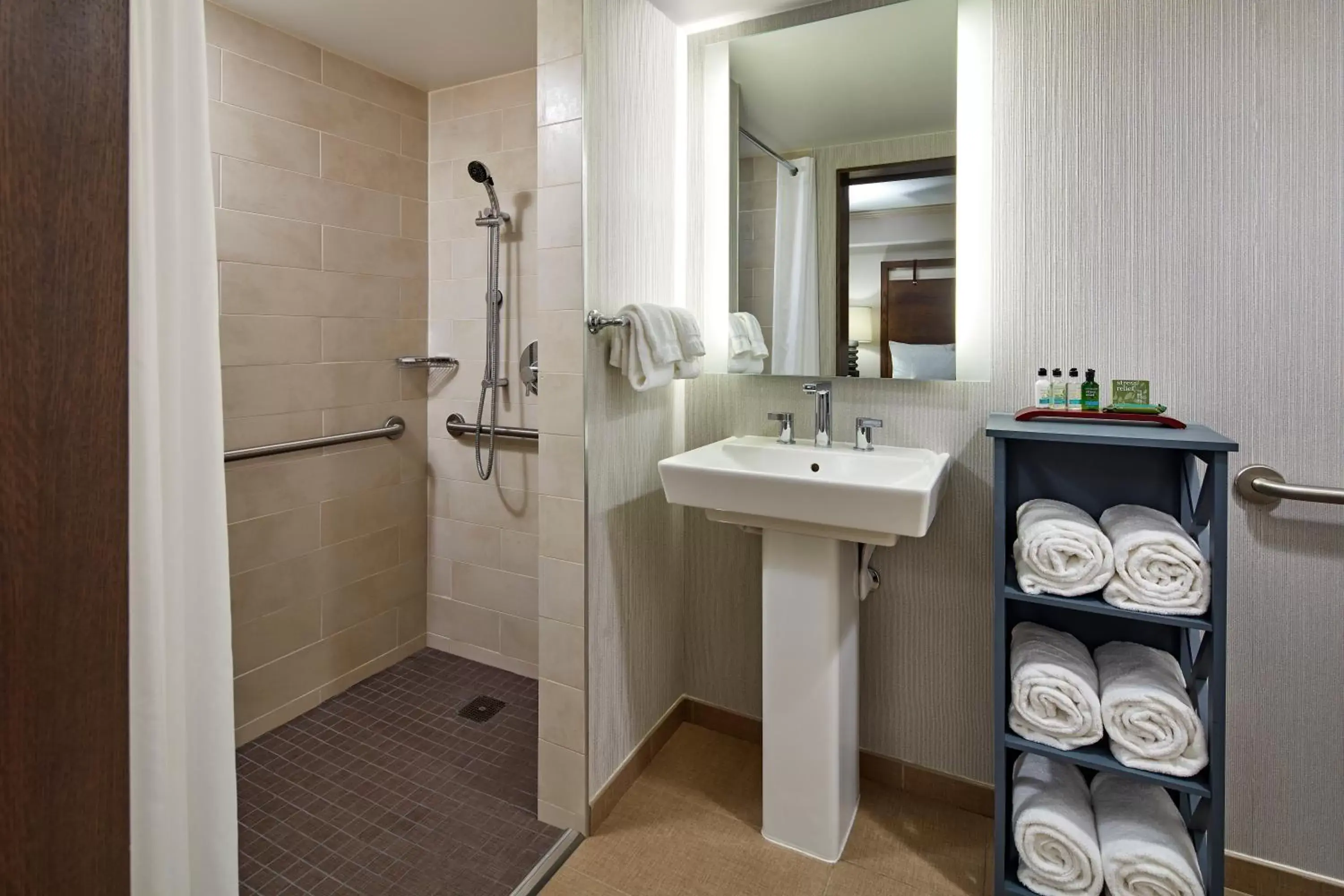 Accessible Queens Premium / Bath Tub with Holding Bar in The Anza-a Calabasas Hotel Accessible Queens Premium / Bath Tub with Holding Bar in The Anza-a Calabasas Hotel