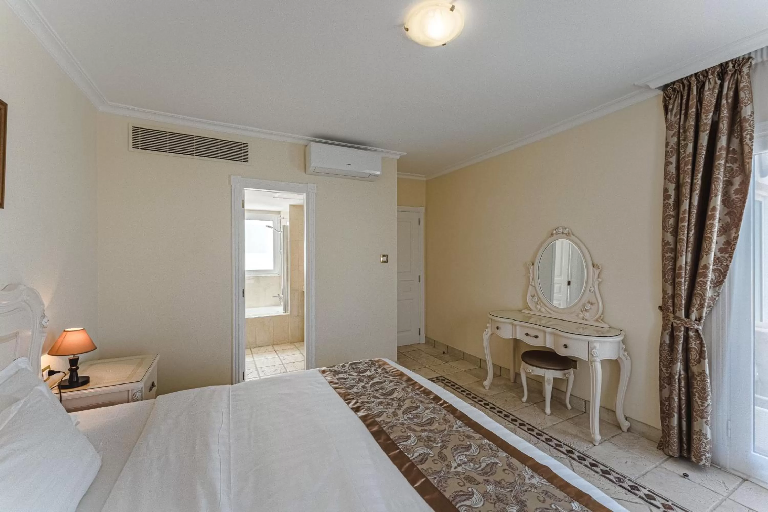 Bed in Flamingo Suites Boutique Hotel