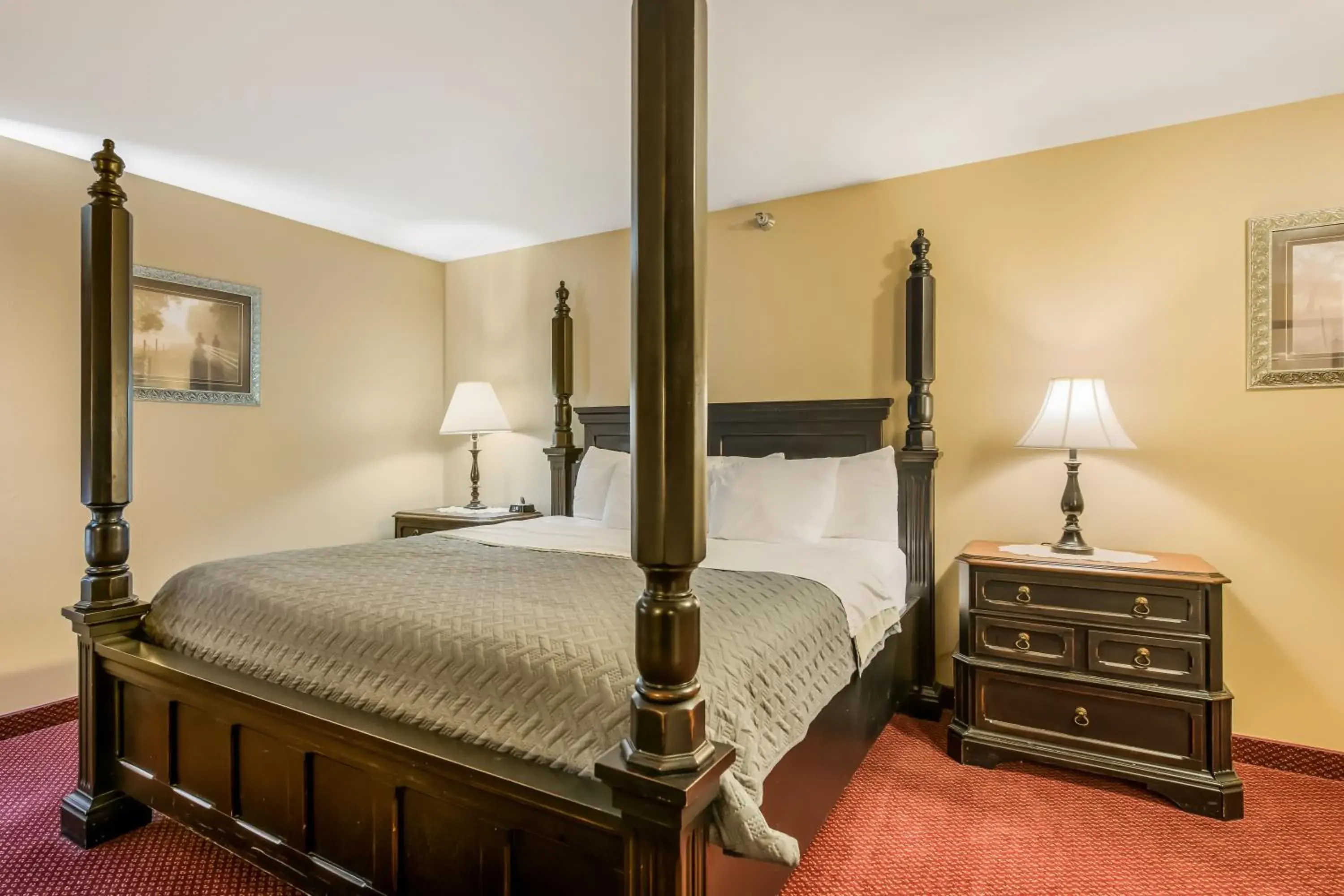 King Suite with Whirlpool In Bath - Non Smoking in Econo Lodge King Suite with Whirlpool In Bath - Non Smoking in Econo Lodge