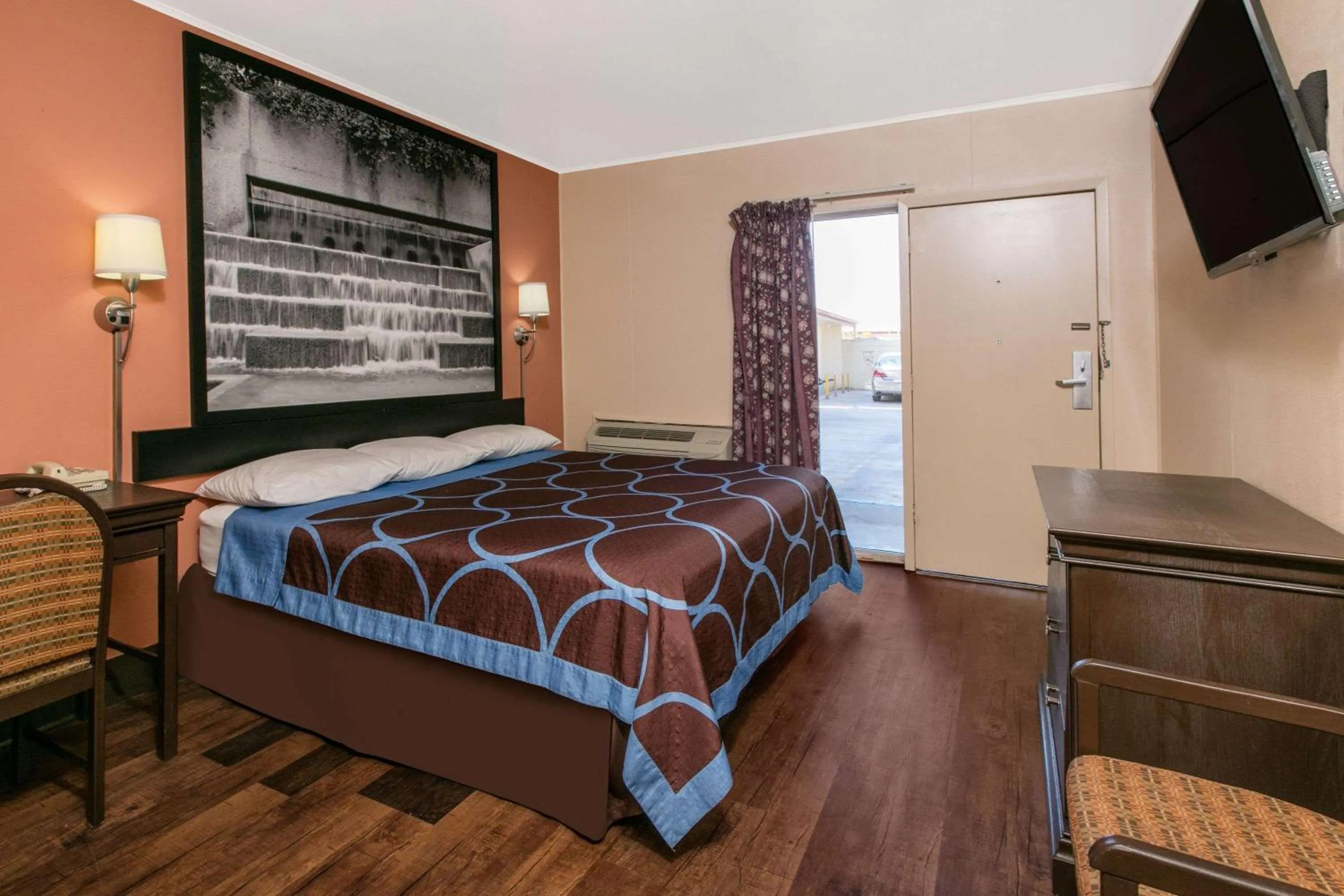 Photo of the whole room, Bed in Super 8 by Wyndham Lubbock Civic Center North