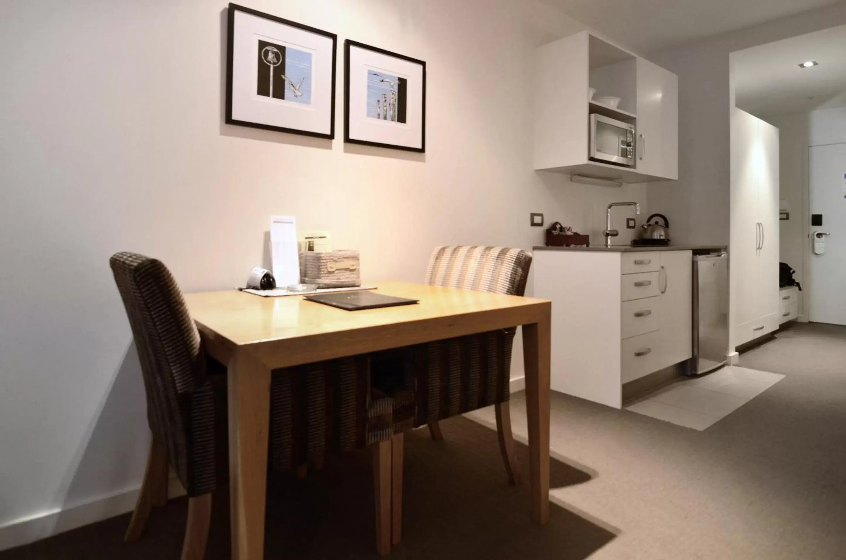 Dining area, Kitchen/Kitchenette in Hotel St Clair