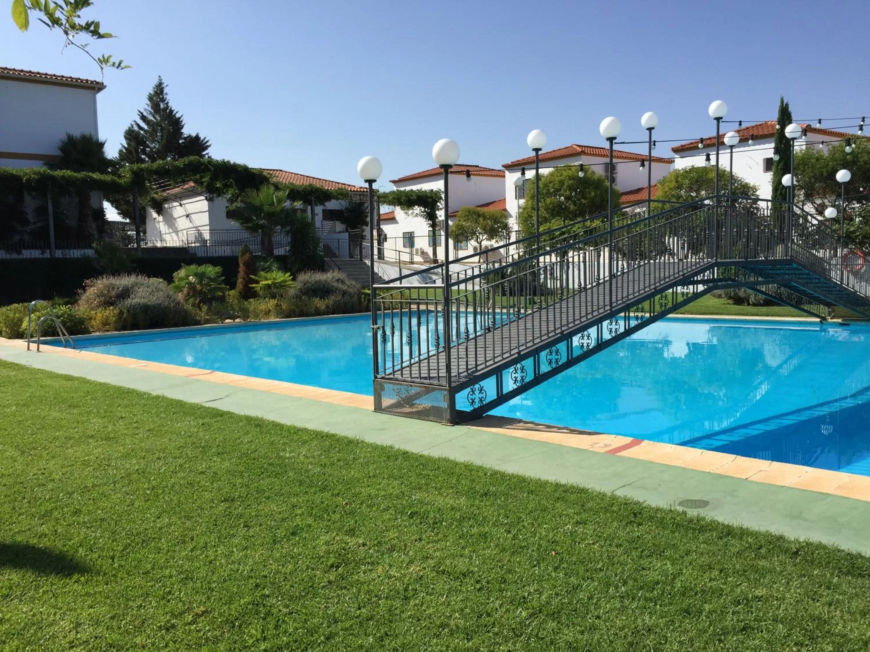 Swimming pool in Apartamentos Atalayas Extremadura