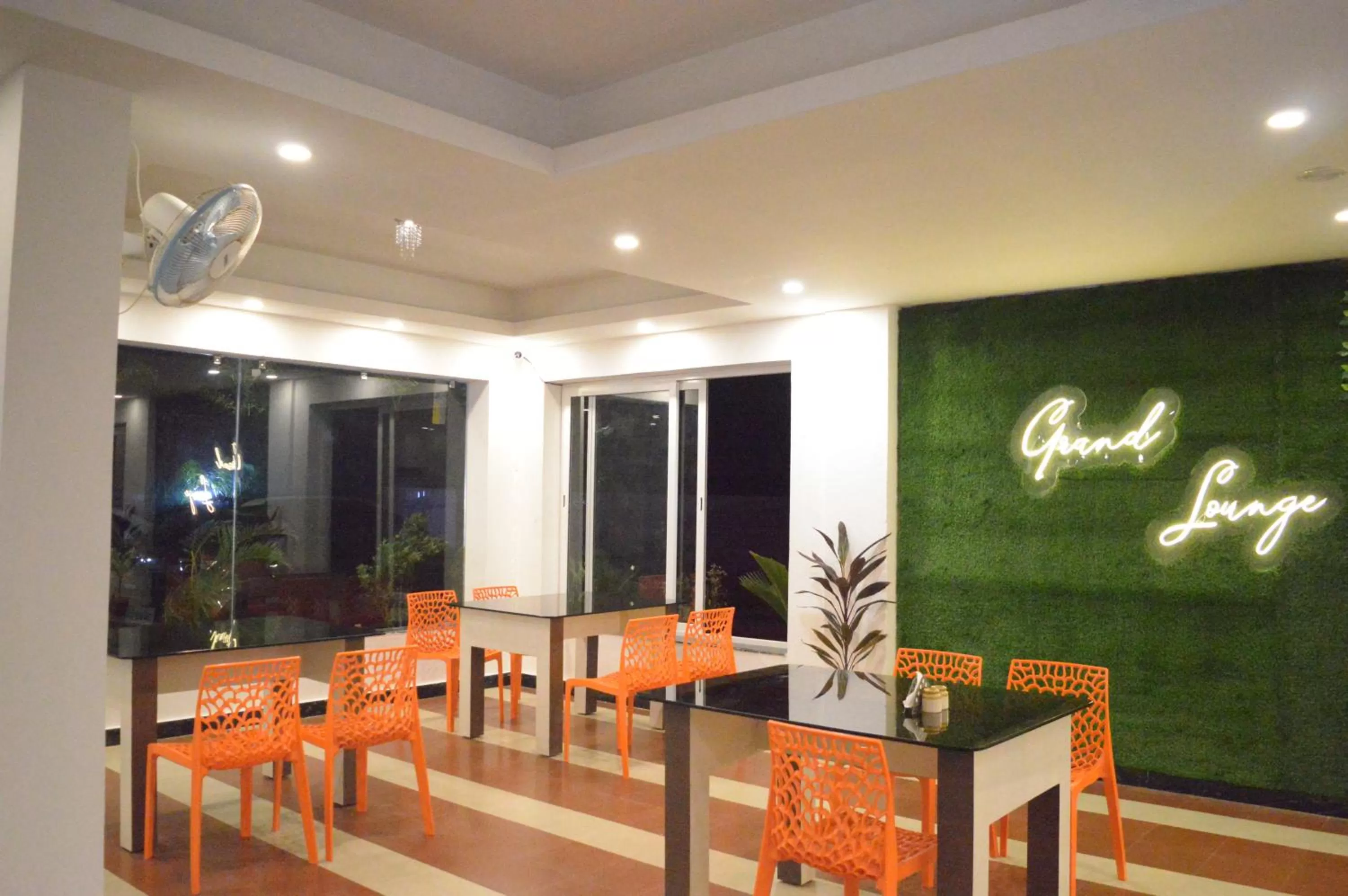 Restaurant/Places to Eat in Grand Resort