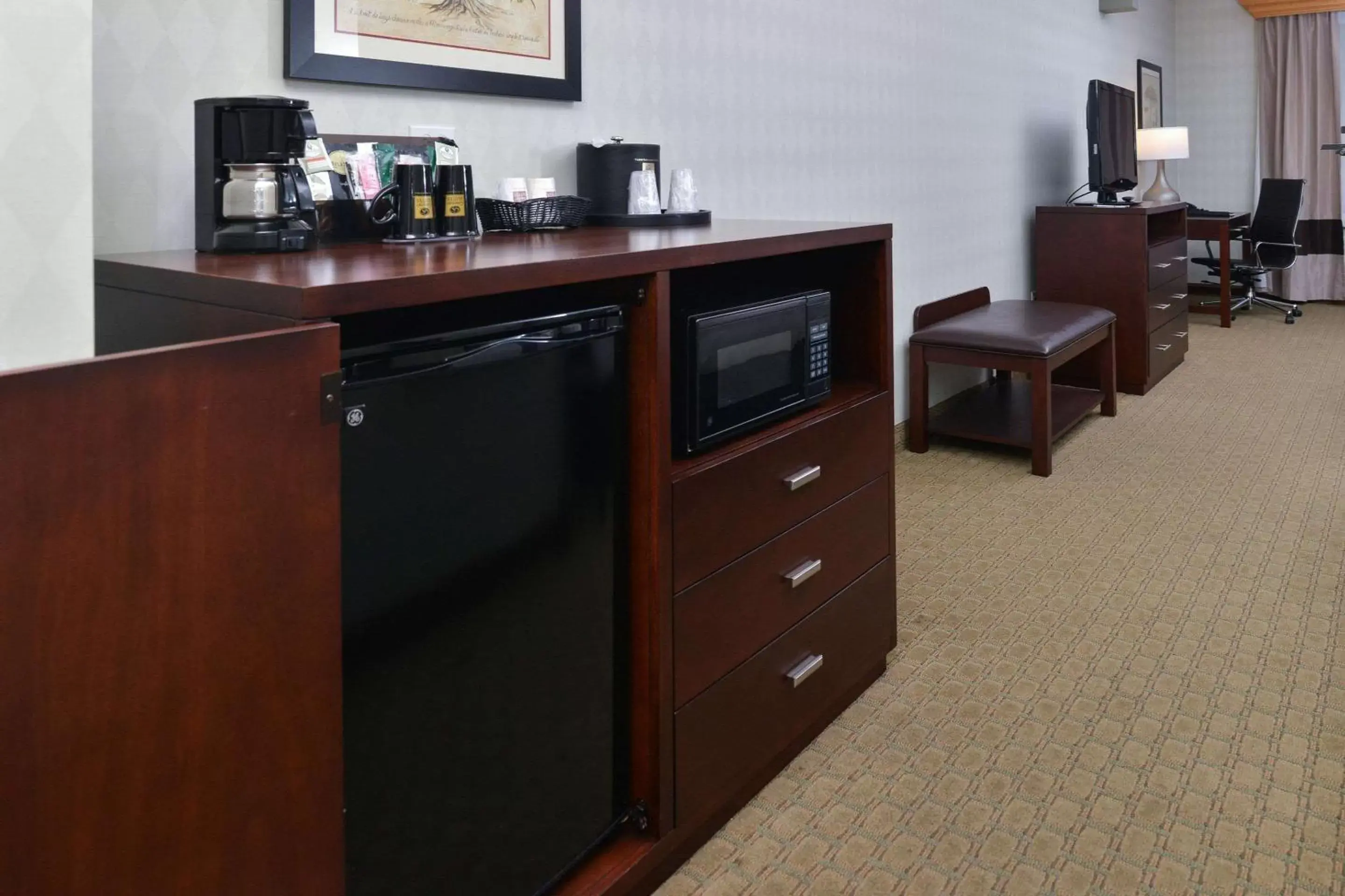 Photo of the whole room, TV/Entertainment Center in Comfort Suites Airport Tukwila Seattle