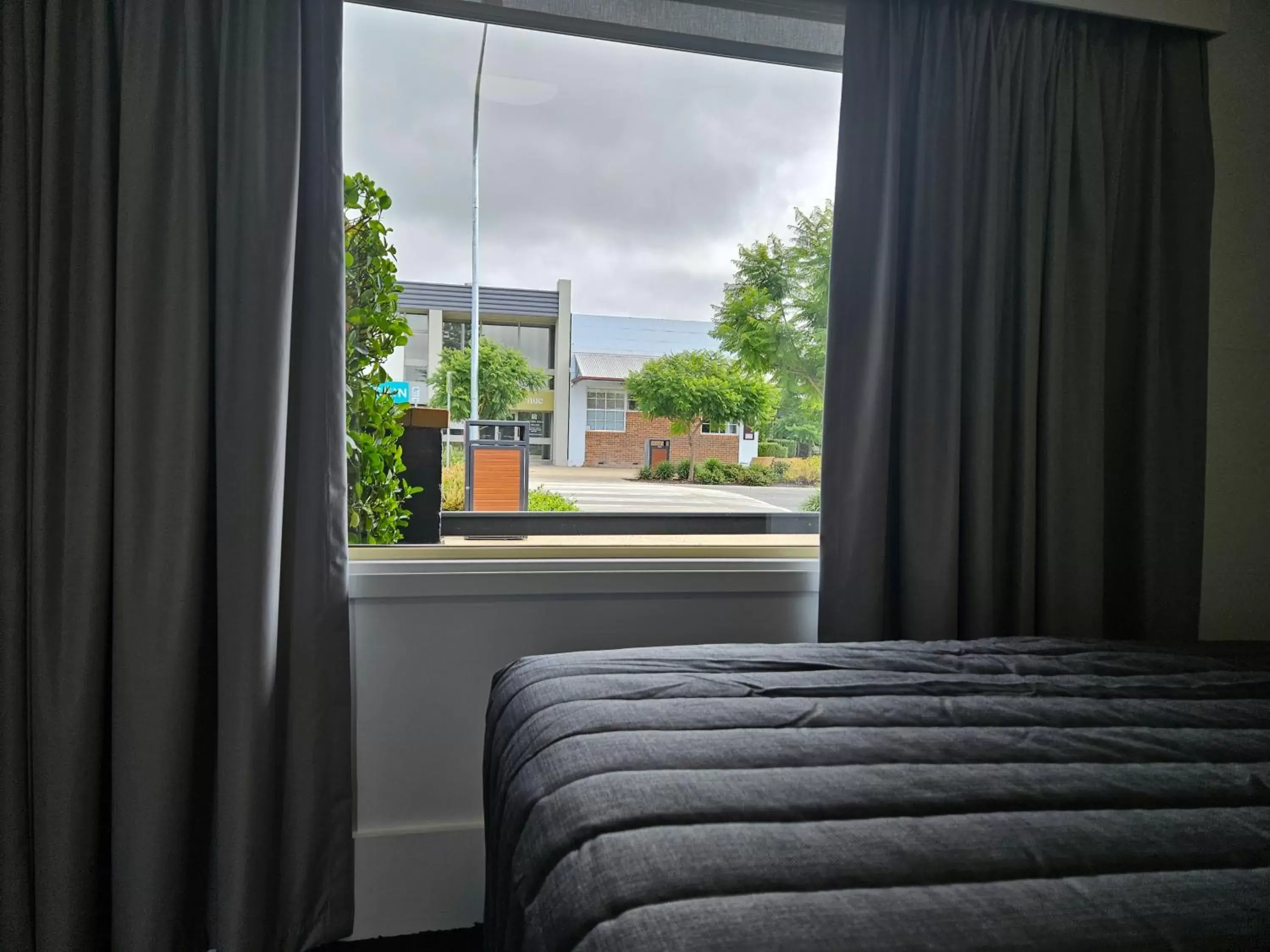 Quiet street view, Bed in Leeton Centre Motel