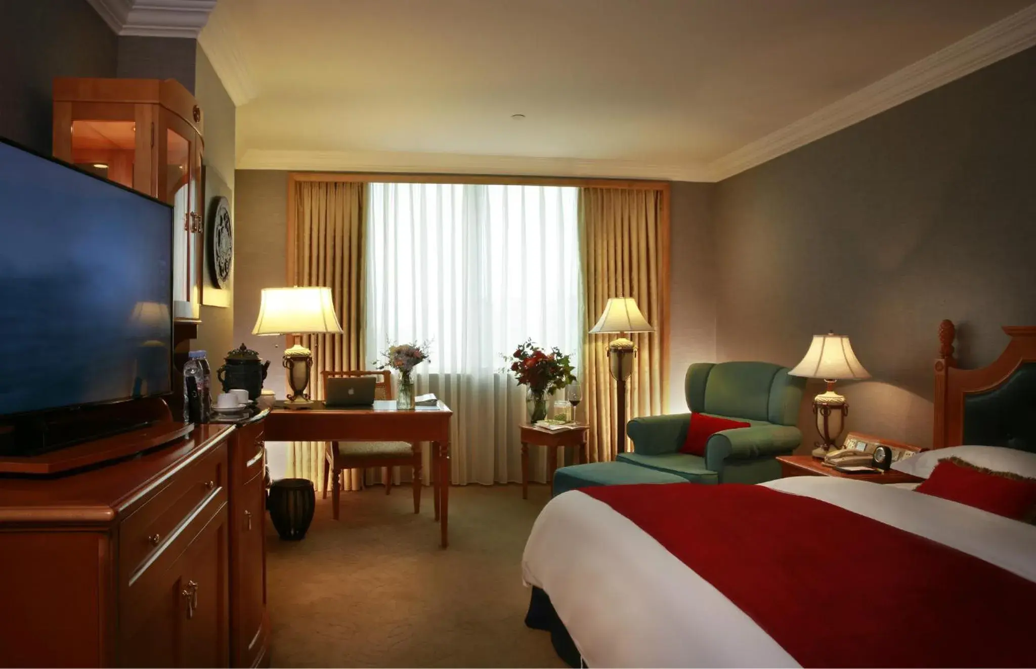 Bedroom, TV/Entertainment Center in Grand Noble Hotel Dongguan