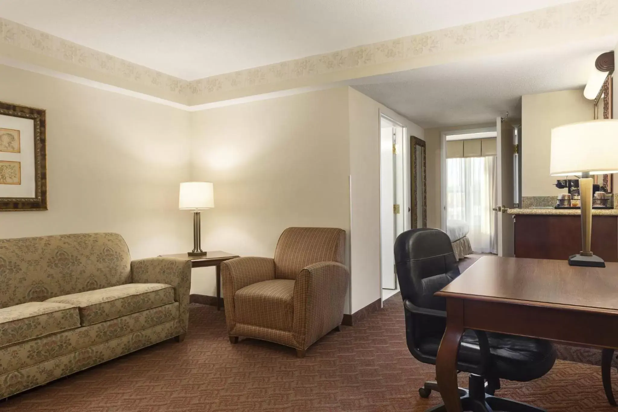 Living room, Seating Area in Country Inn & Suites by Radisson, Potomac Mills Woodbridge, VA