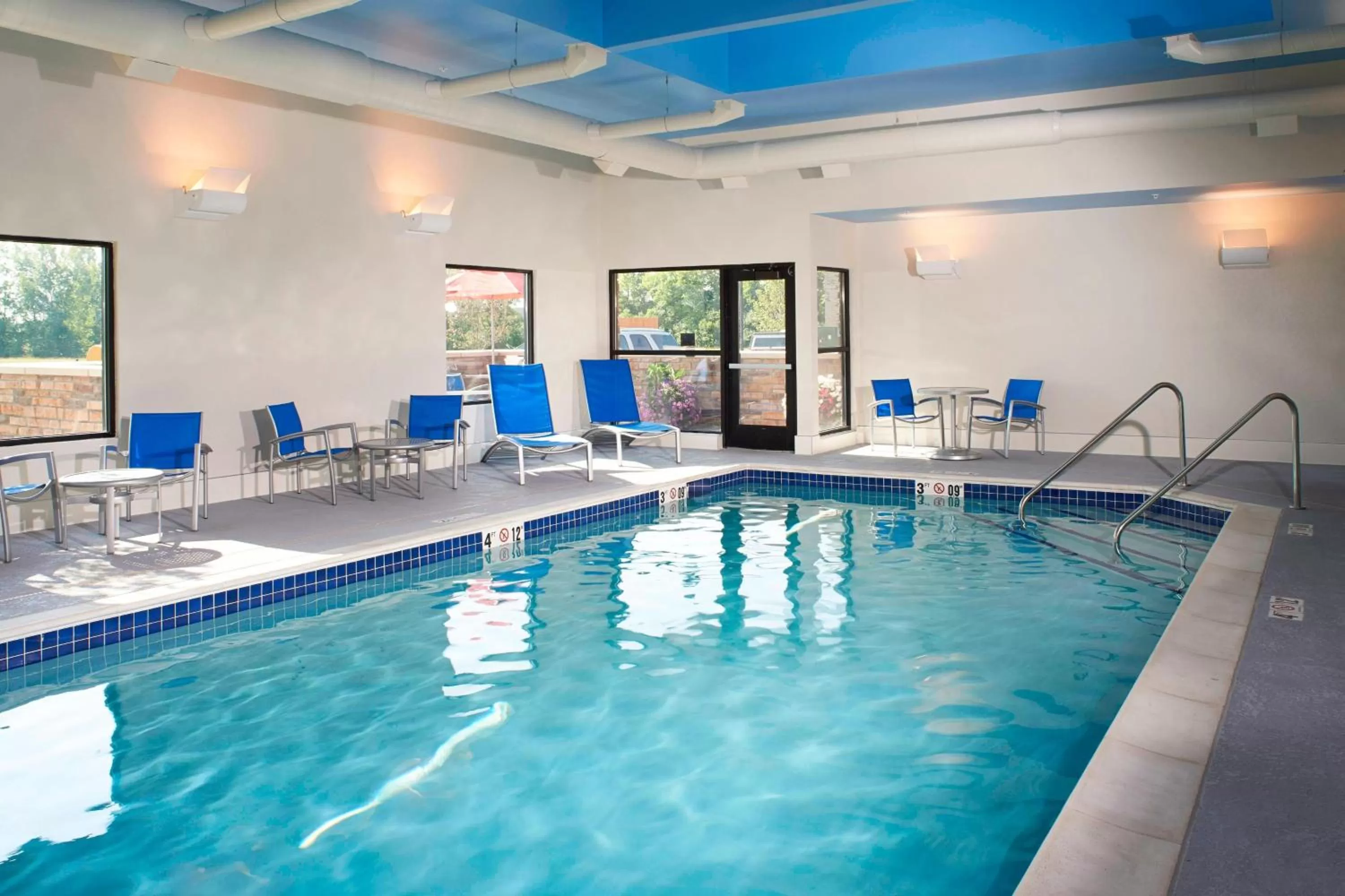 Swimming pool in TownePlace Suites by Marriott Saginaw