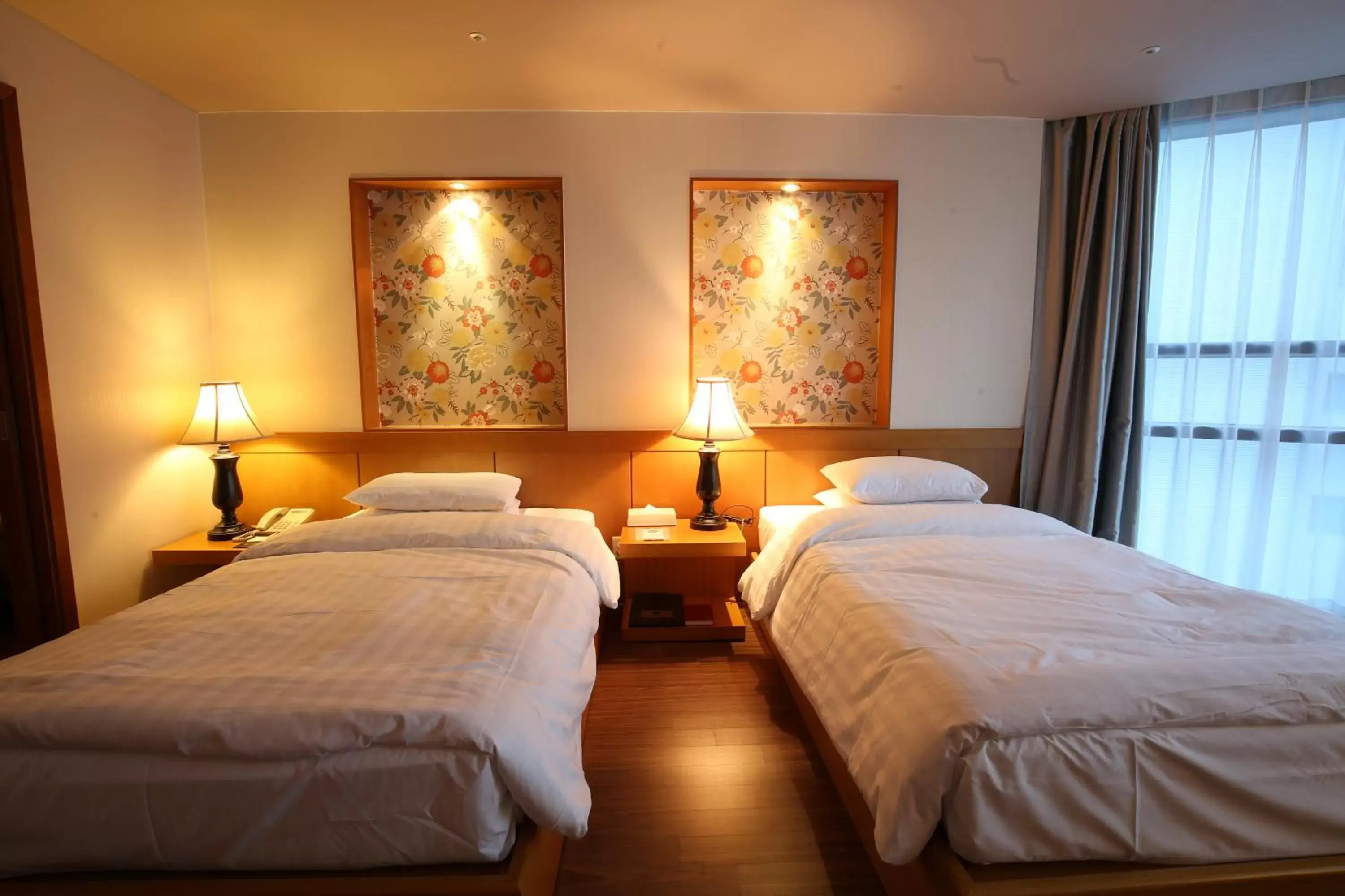 Bedroom, Bed in Sunset Business Hotel