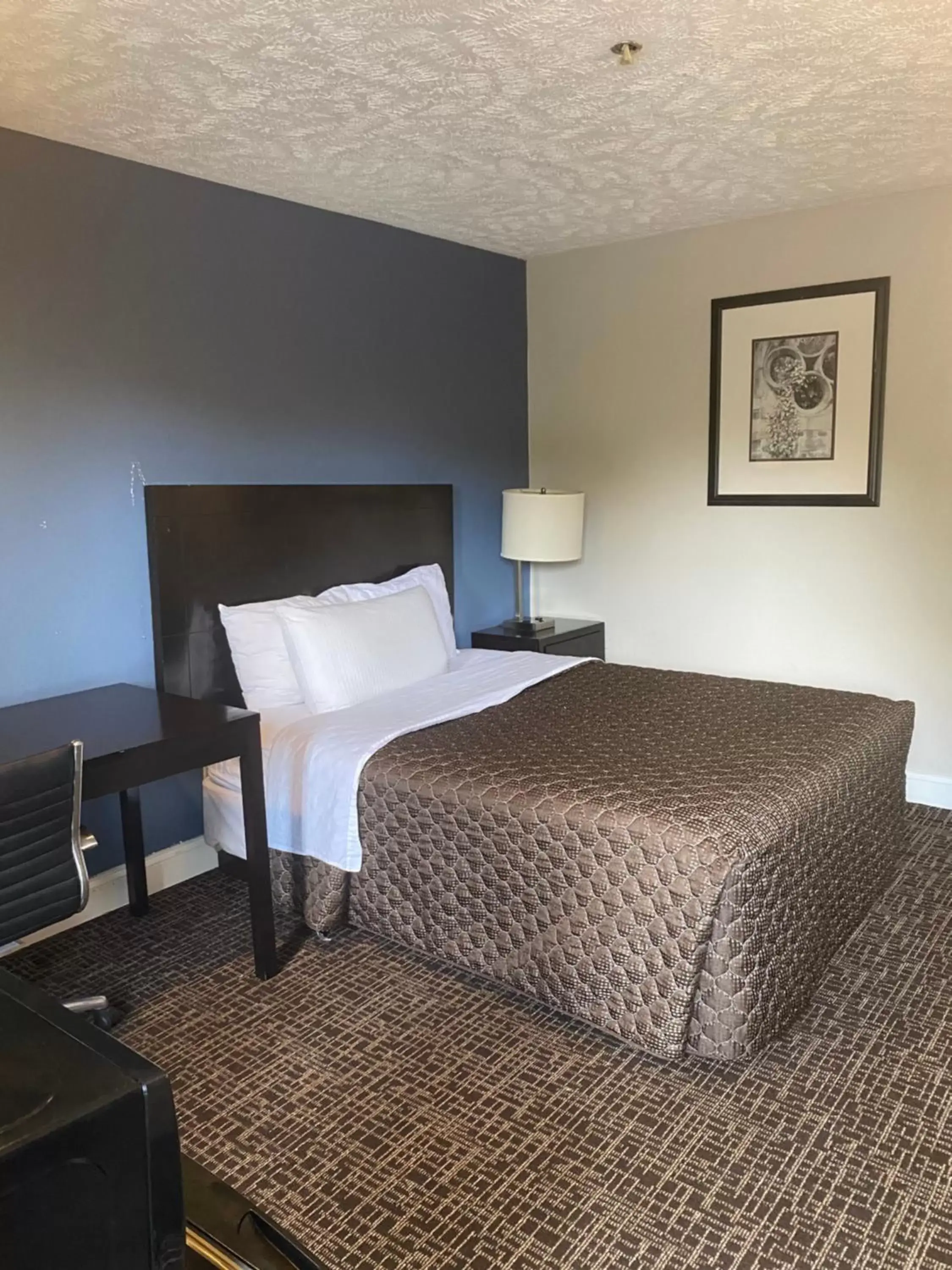 Bed in Fairview Inn - Greensboro Airport