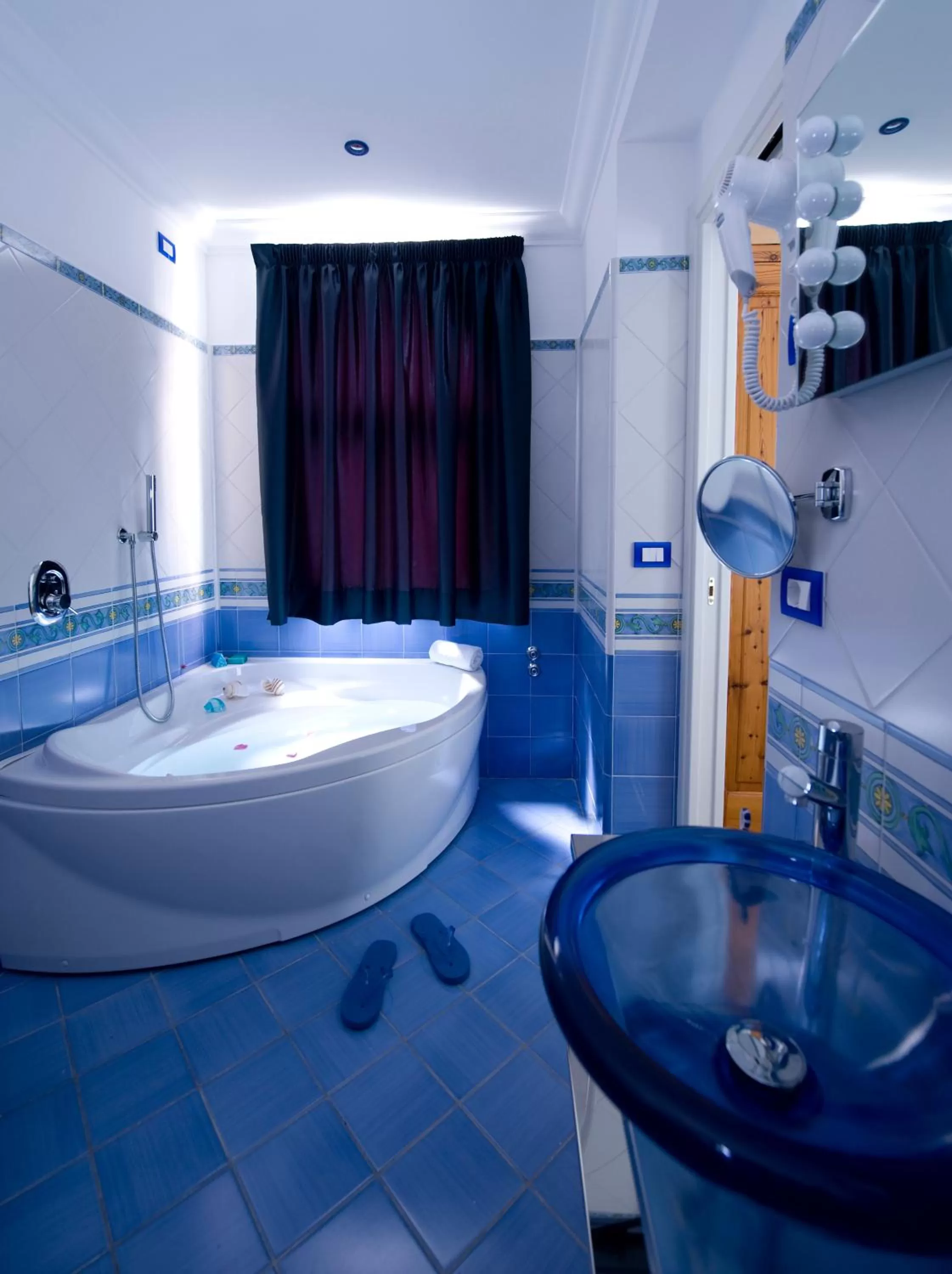 Bathroom, Bed in Hotel Margherita