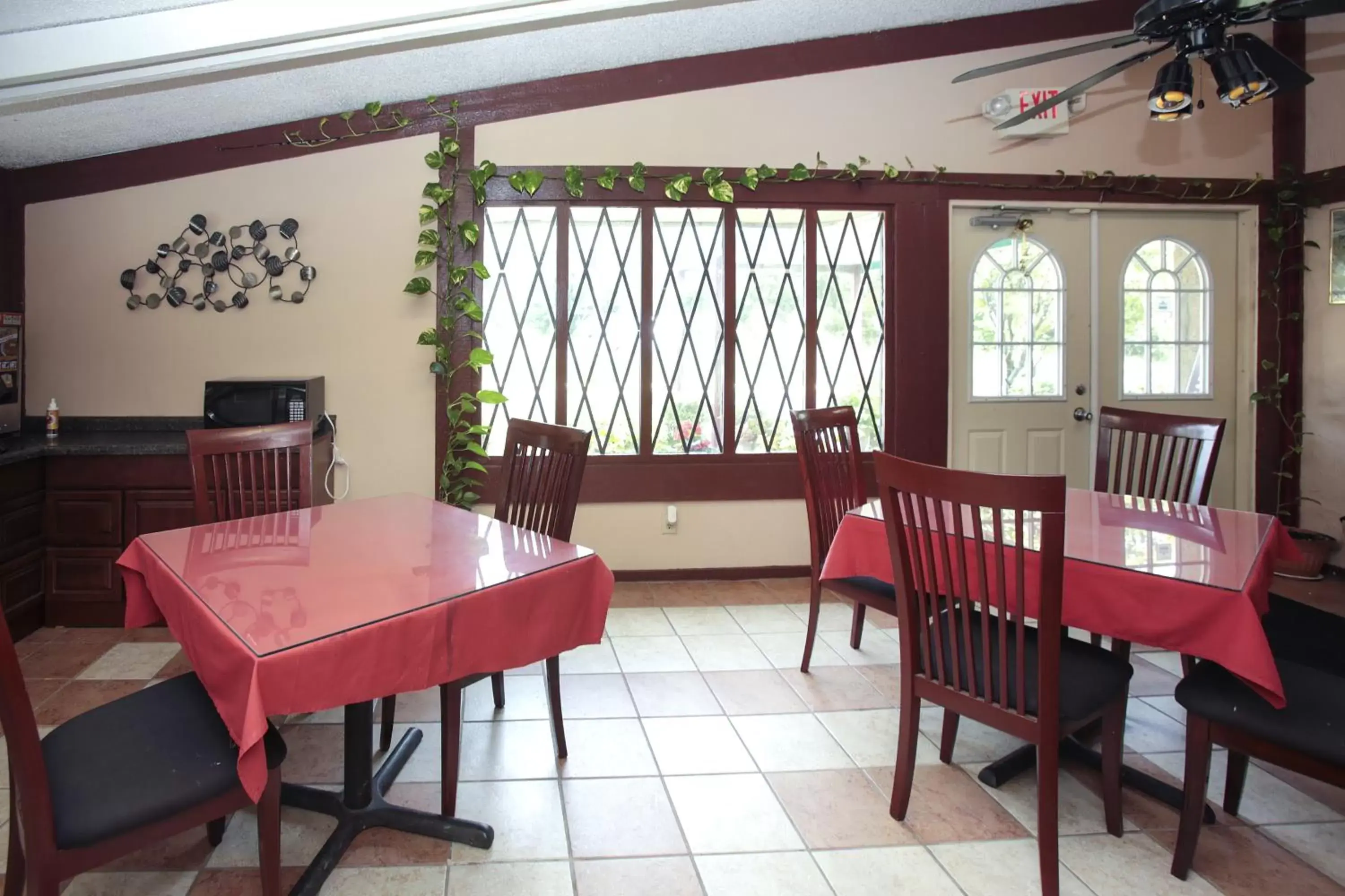 Dining area, Restaurant/Places to Eat in Knights Inn - Battle Creek