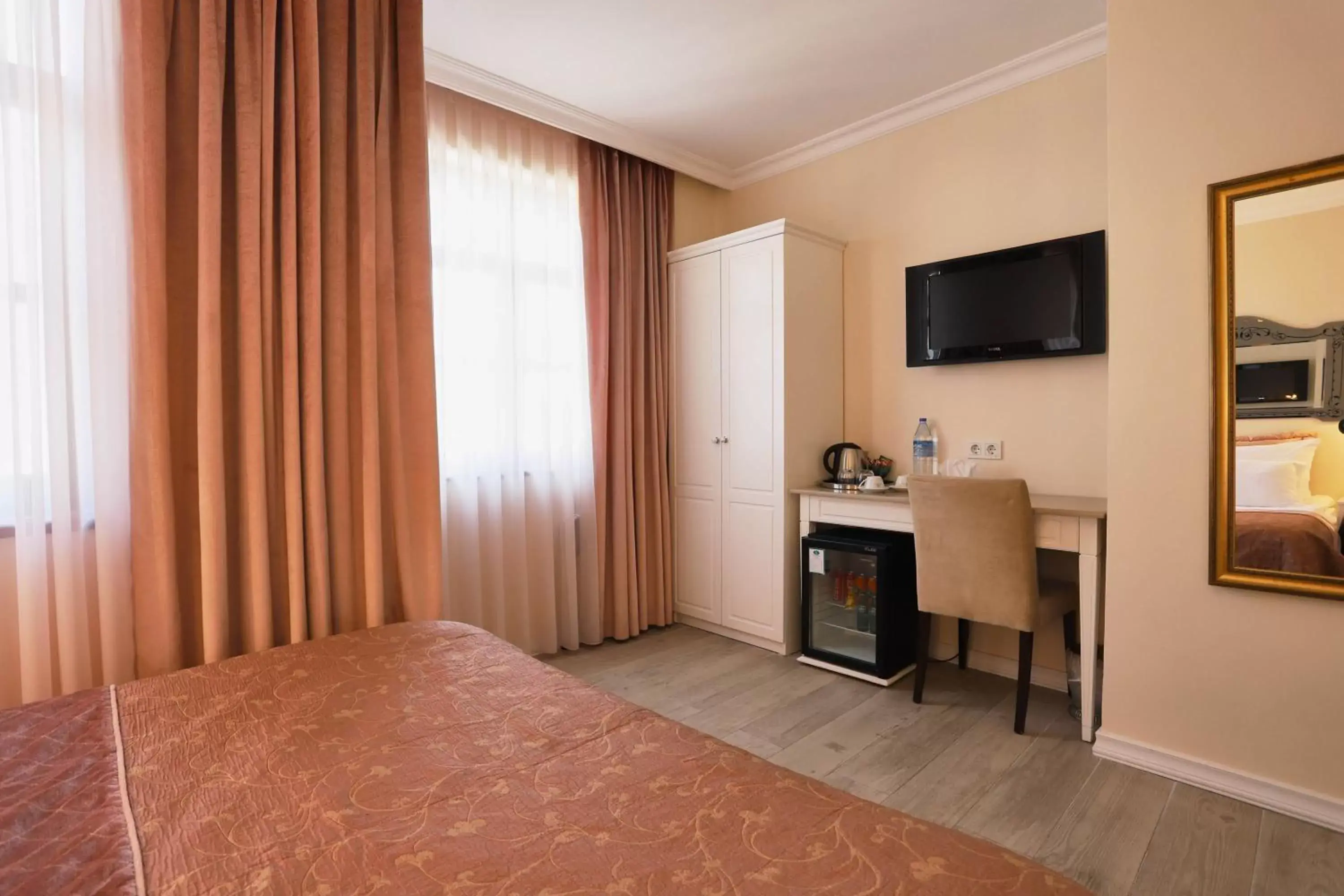 Bedroom, TV/Entertainment Center in Celal Sultan Hotel Special Class