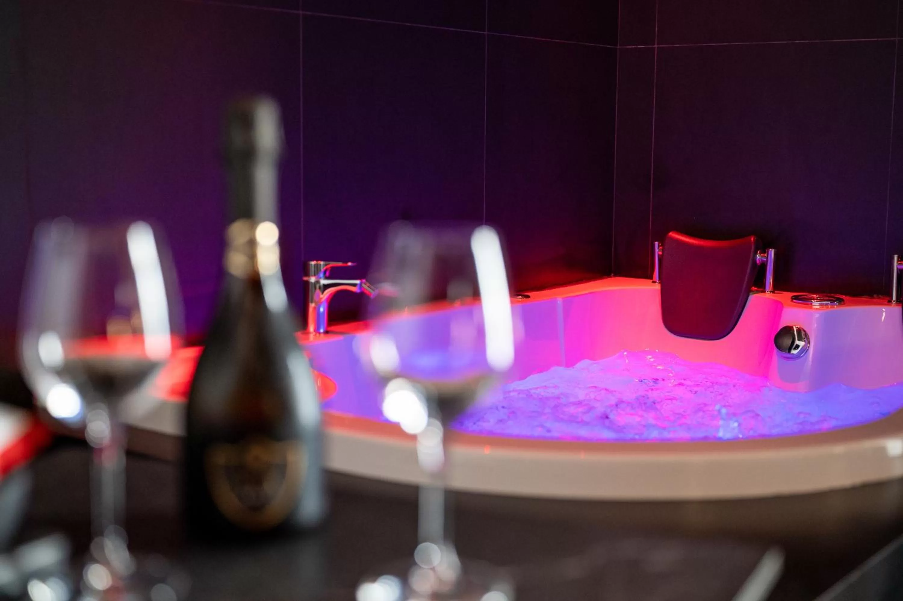 Hot Tub in Maximum hub suite&spa