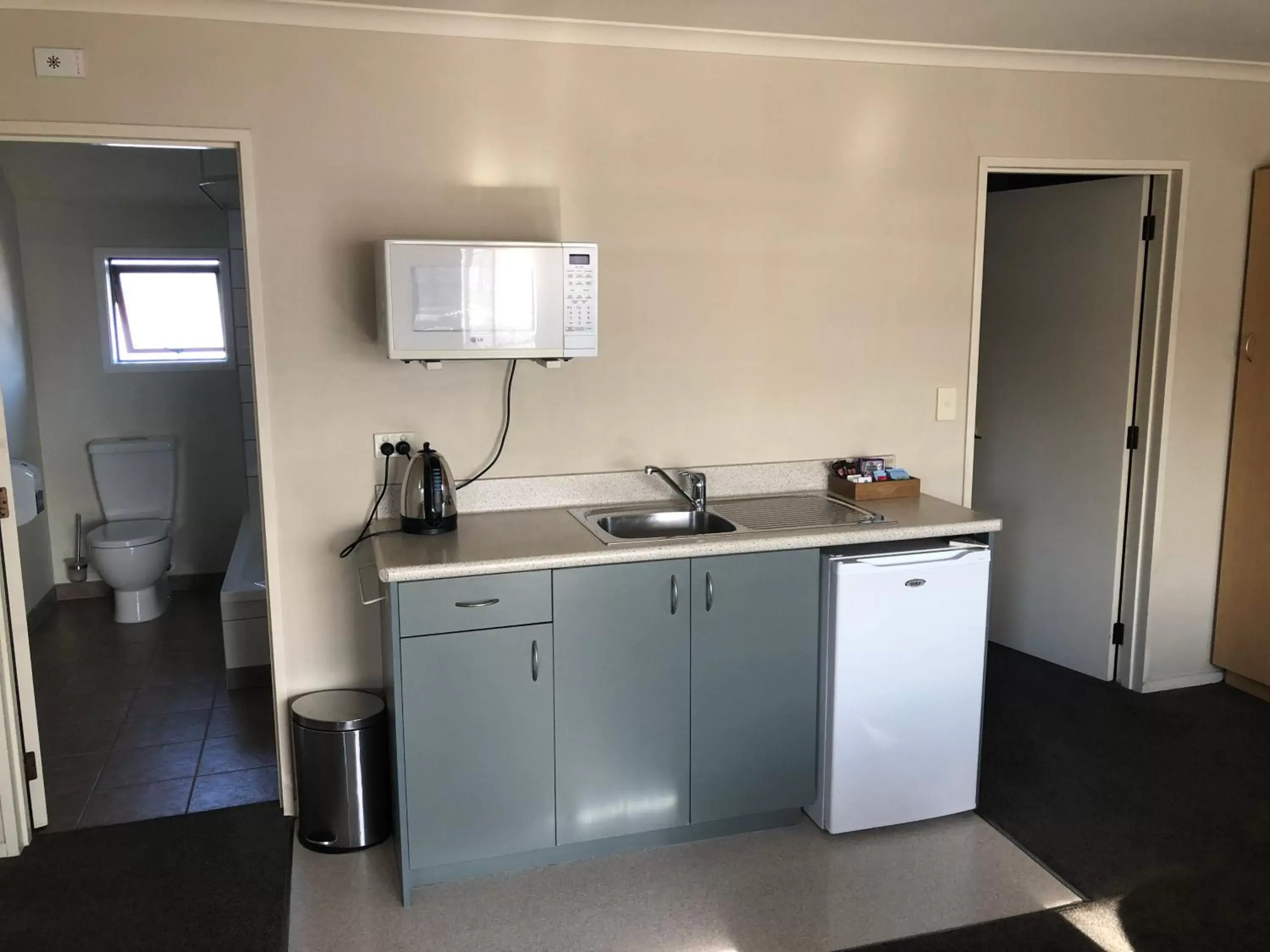 Kitchen or kitchenette, Kitchen/Kitchenette in 555 Motel Dunedin