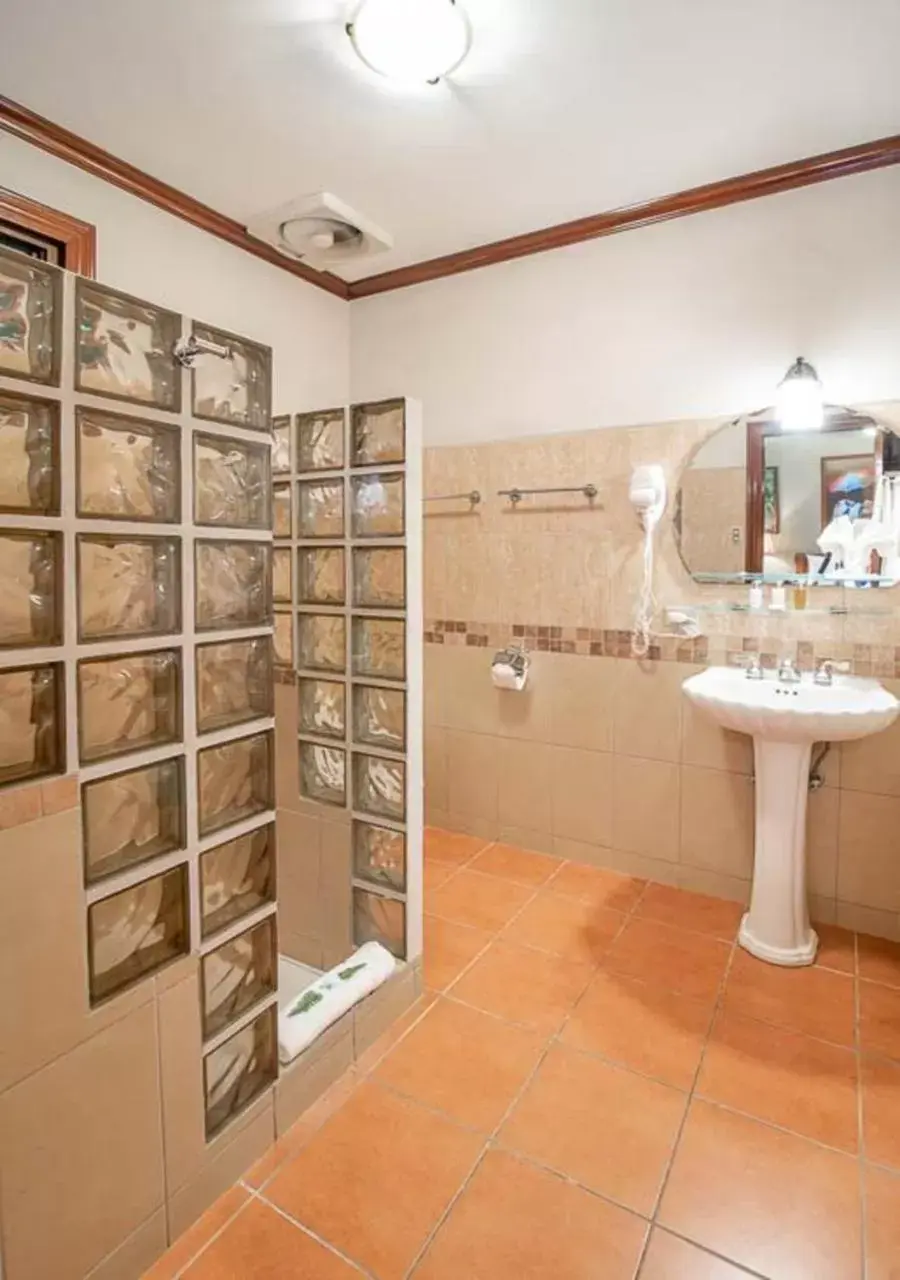 Bathroom in Hotel Casa Roland Golfito Resort