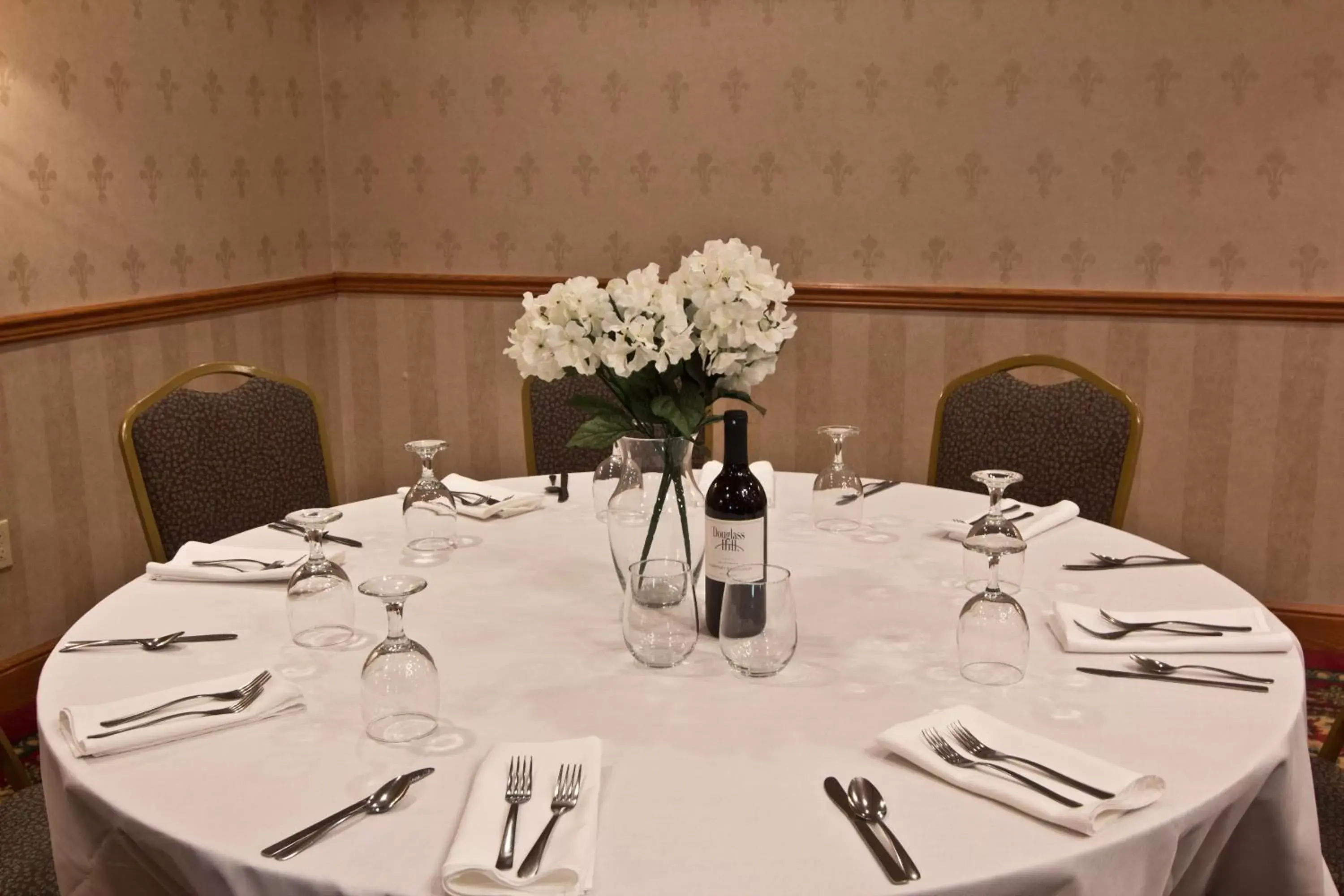 Banquet/Function facilities, Restaurant/Places to Eat in Coshocton Village Inn & Suites