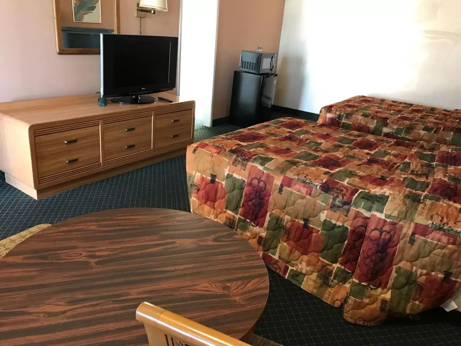 Property building, Bed in Economy Inn Barstow