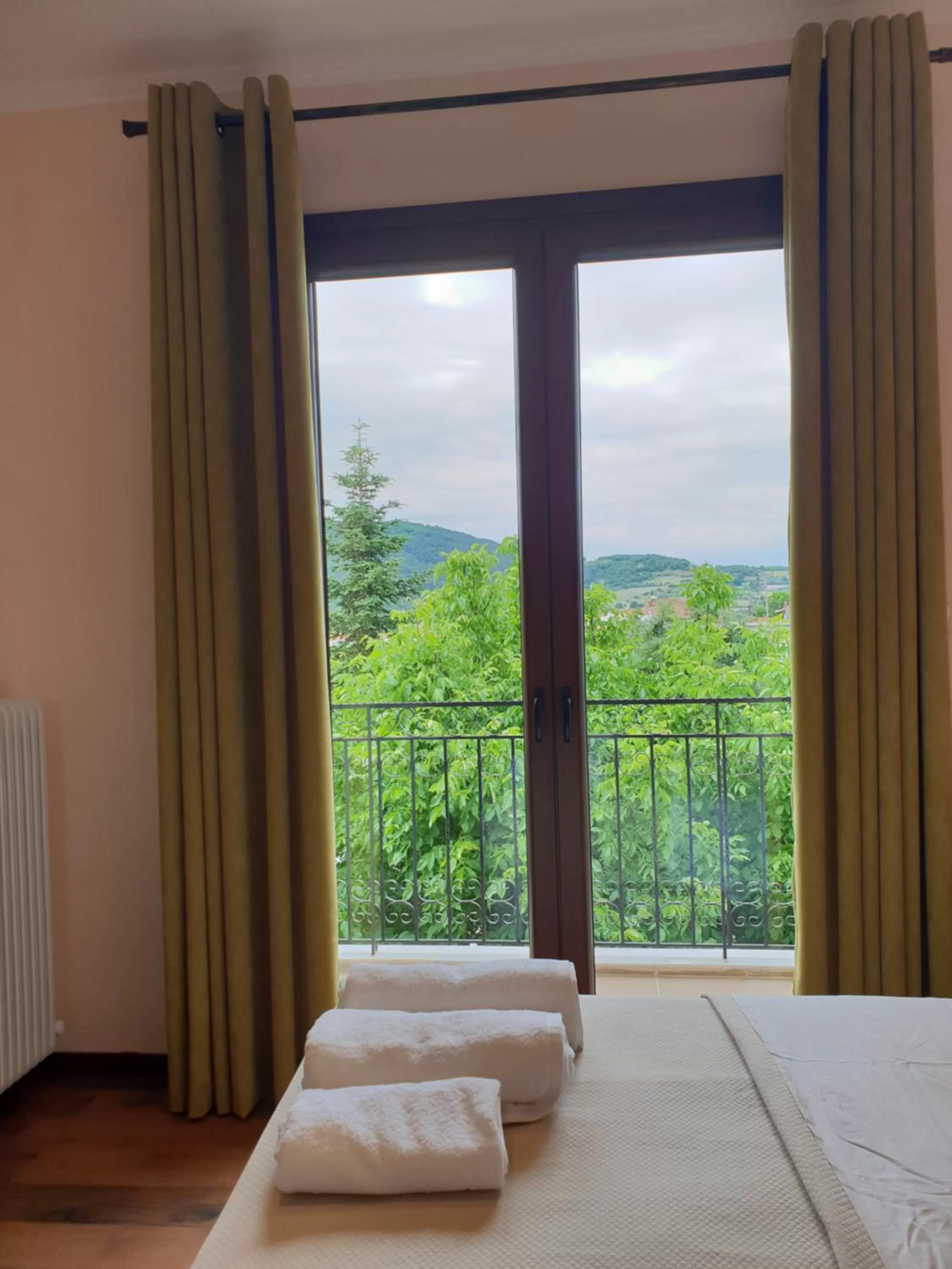 Photo of the whole room, Bed in Mondeus Inn Luxury