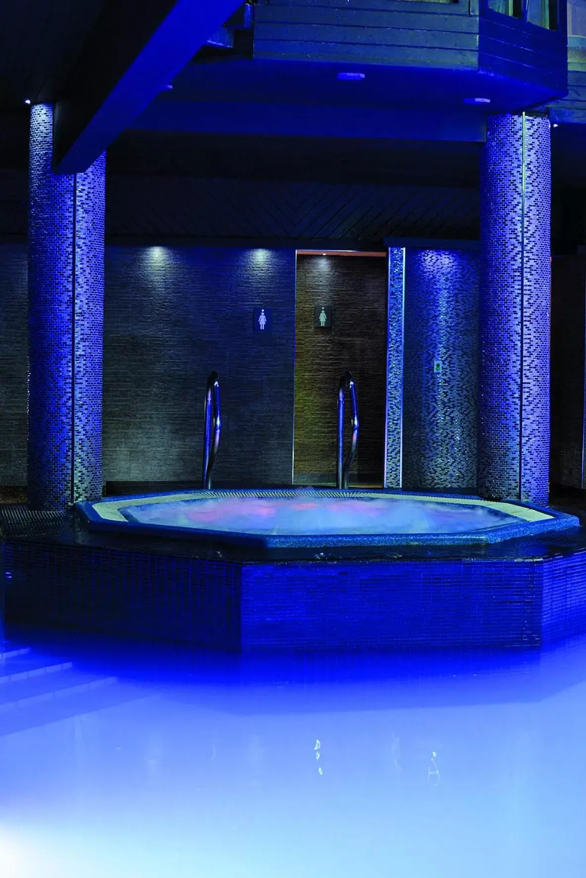Hot Tub in Lakes Hotel & Spa