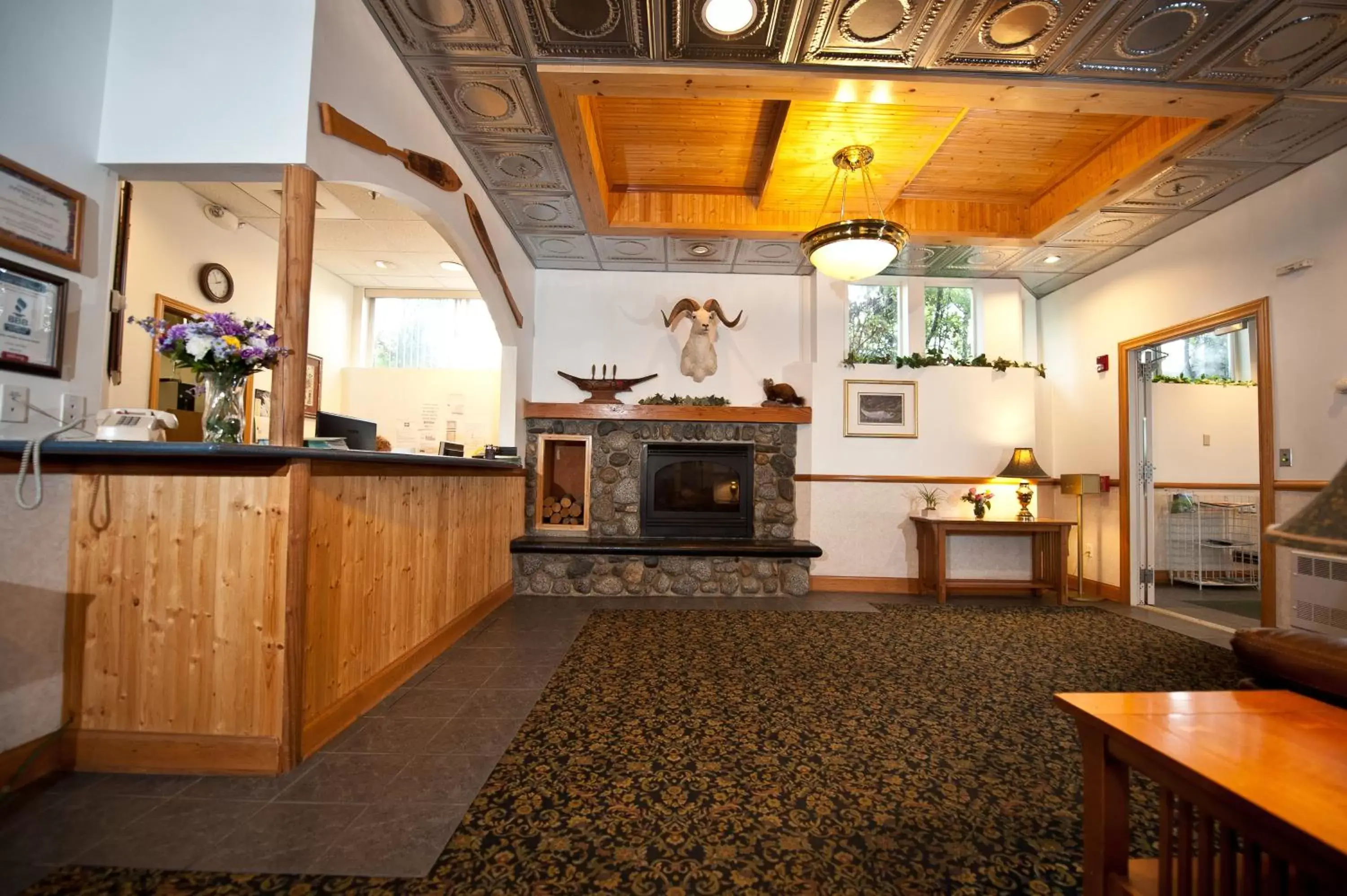 Facade/entrance, Kitchen/Kitchenette in Frontier Suites Hotel in Juneau