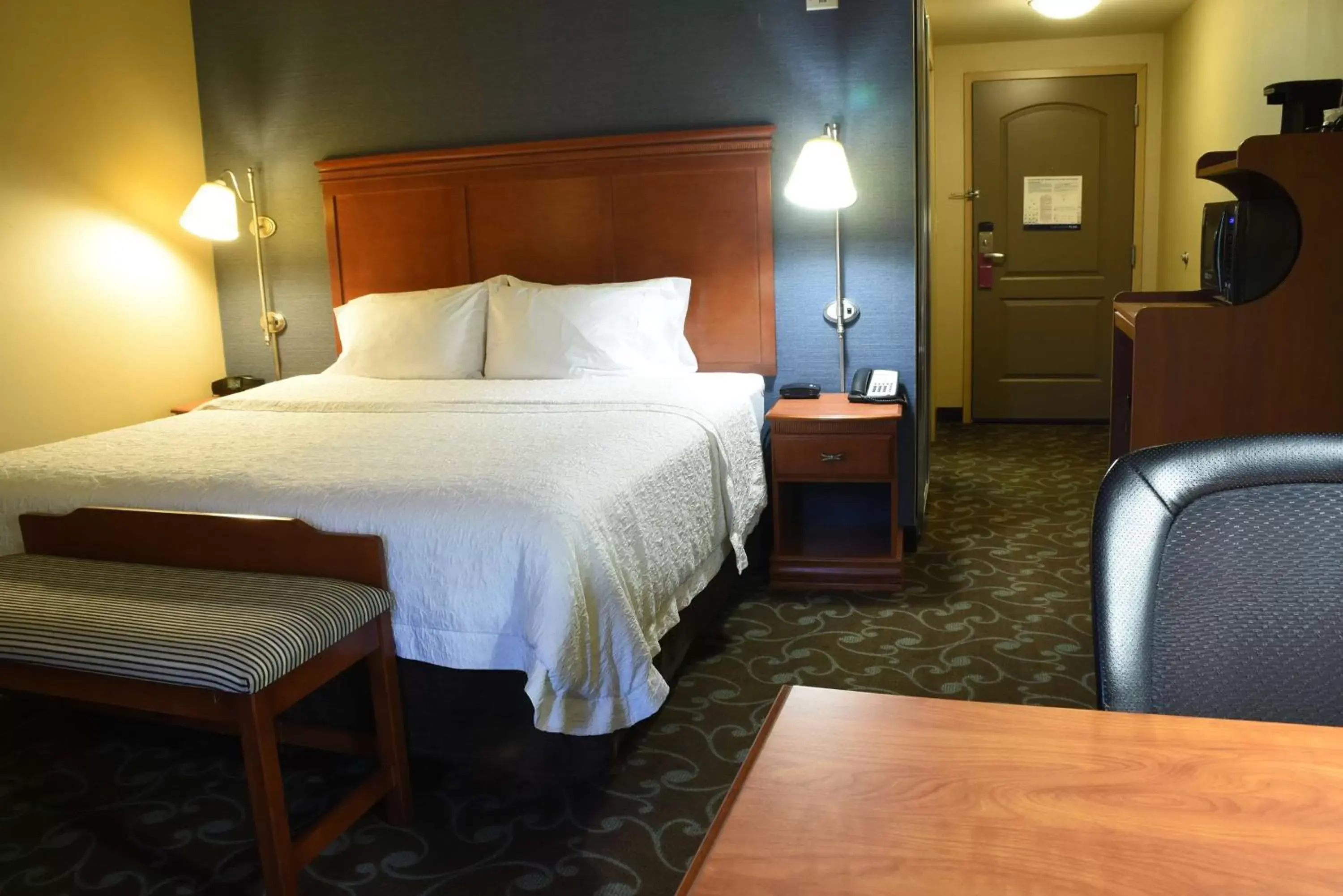 Bedroom, Bed in Hampton Inn & Suites Chicago Deer Park