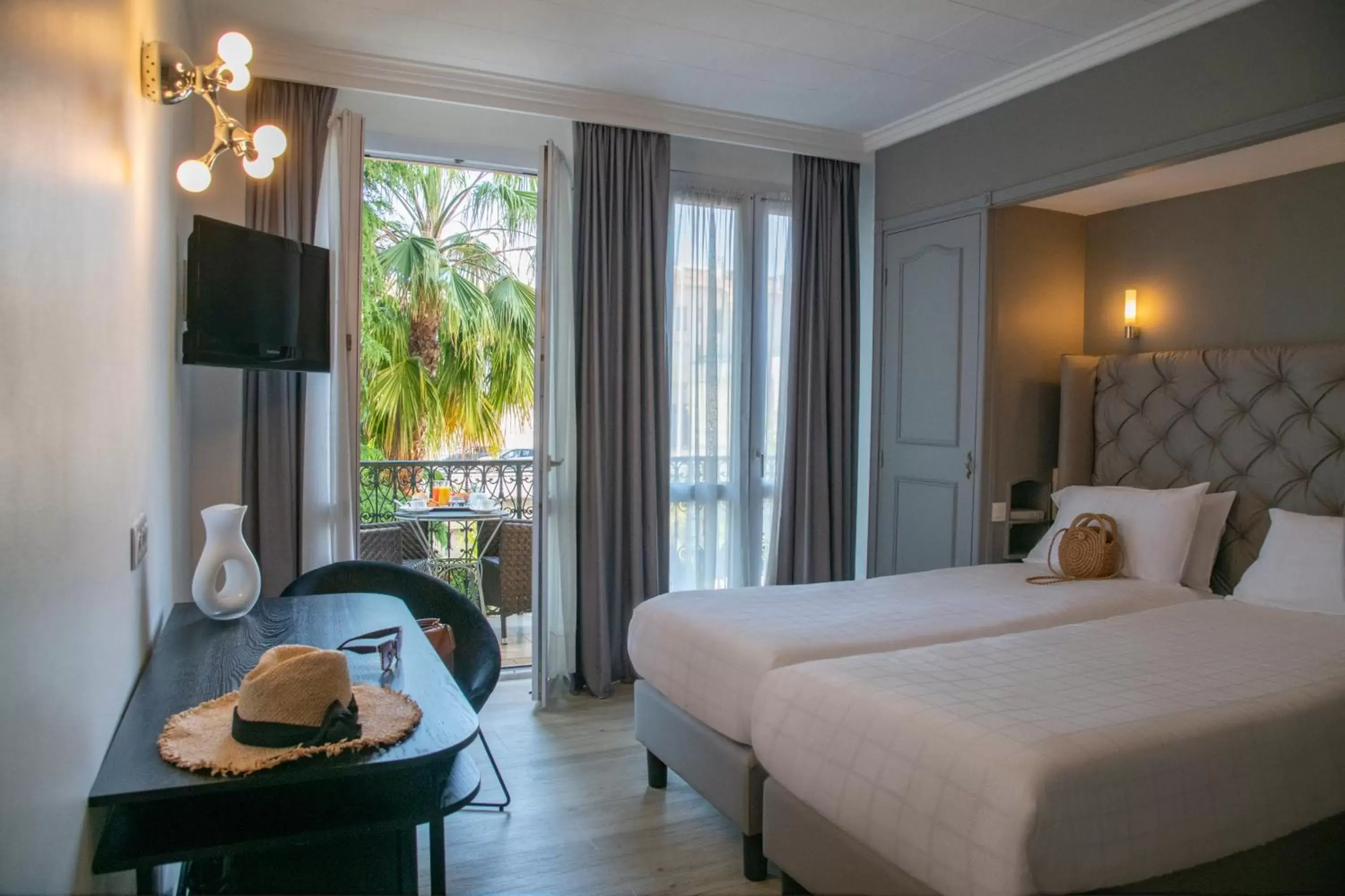 Balcony/Terrace, Bed in GOLDEN TULIP CANNES HOTEL de PARIS