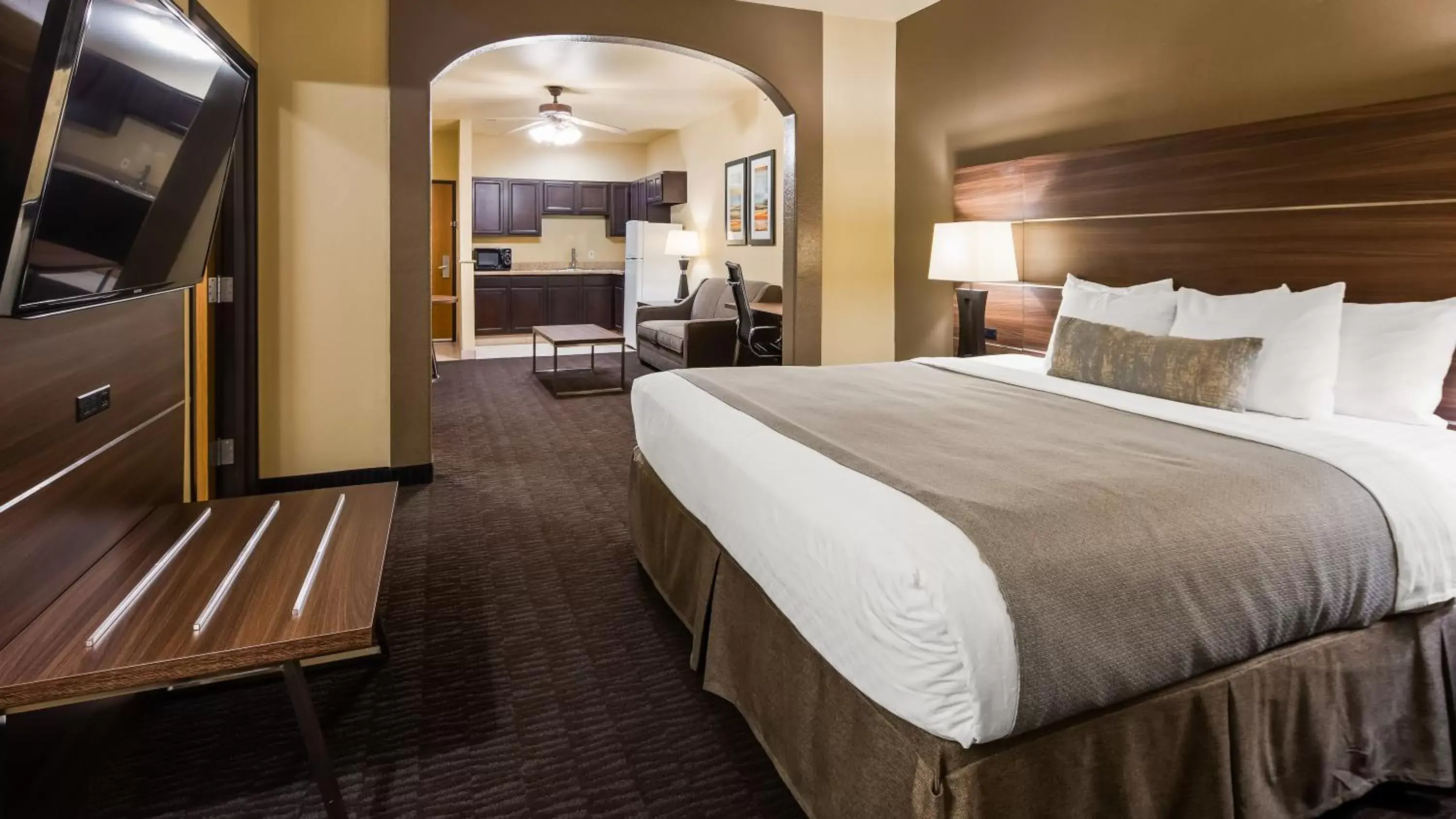 Bed in Best Western Plus Hill Country Suites - San Antonio