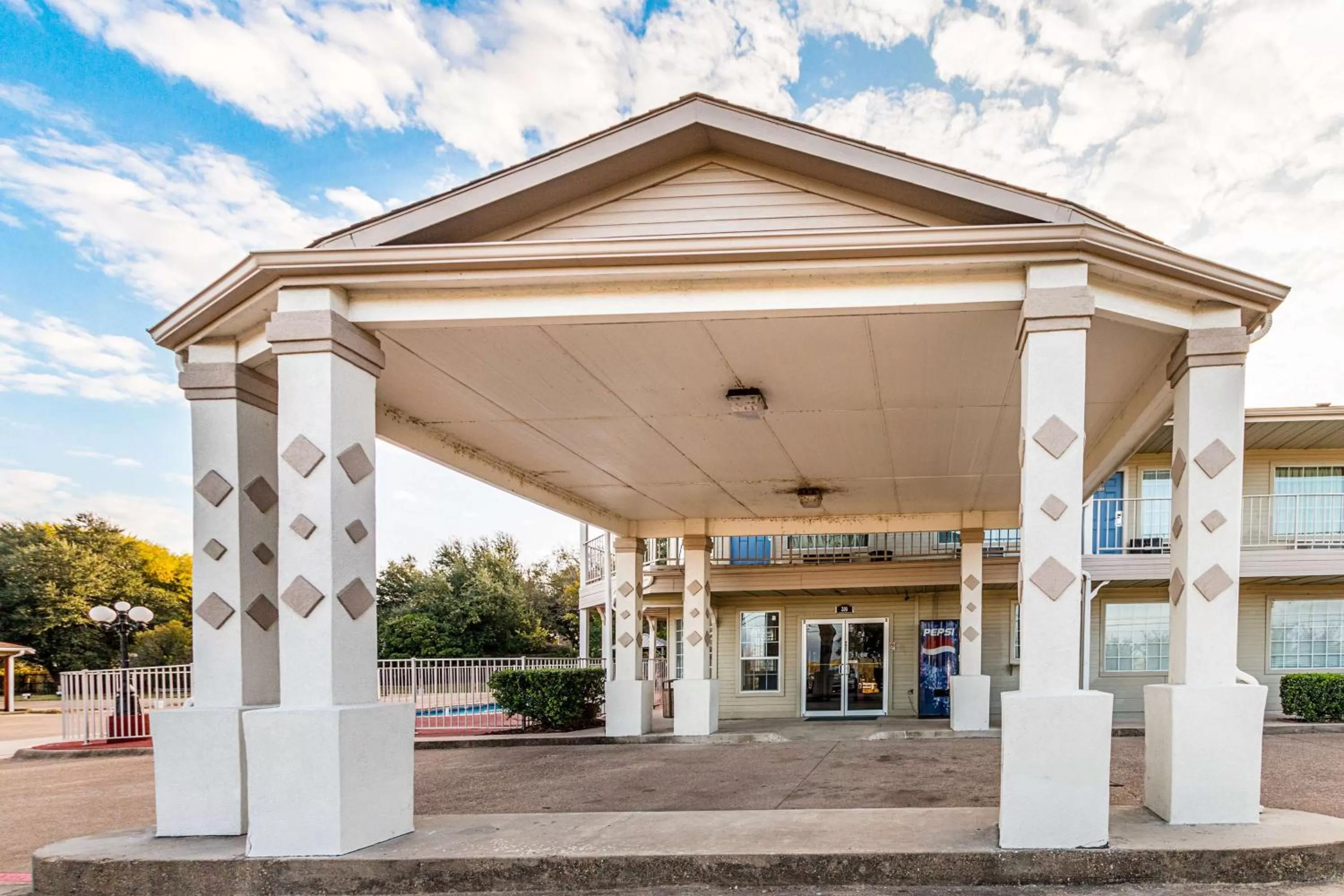 Property building in Motel 6-Waxahachie, TX