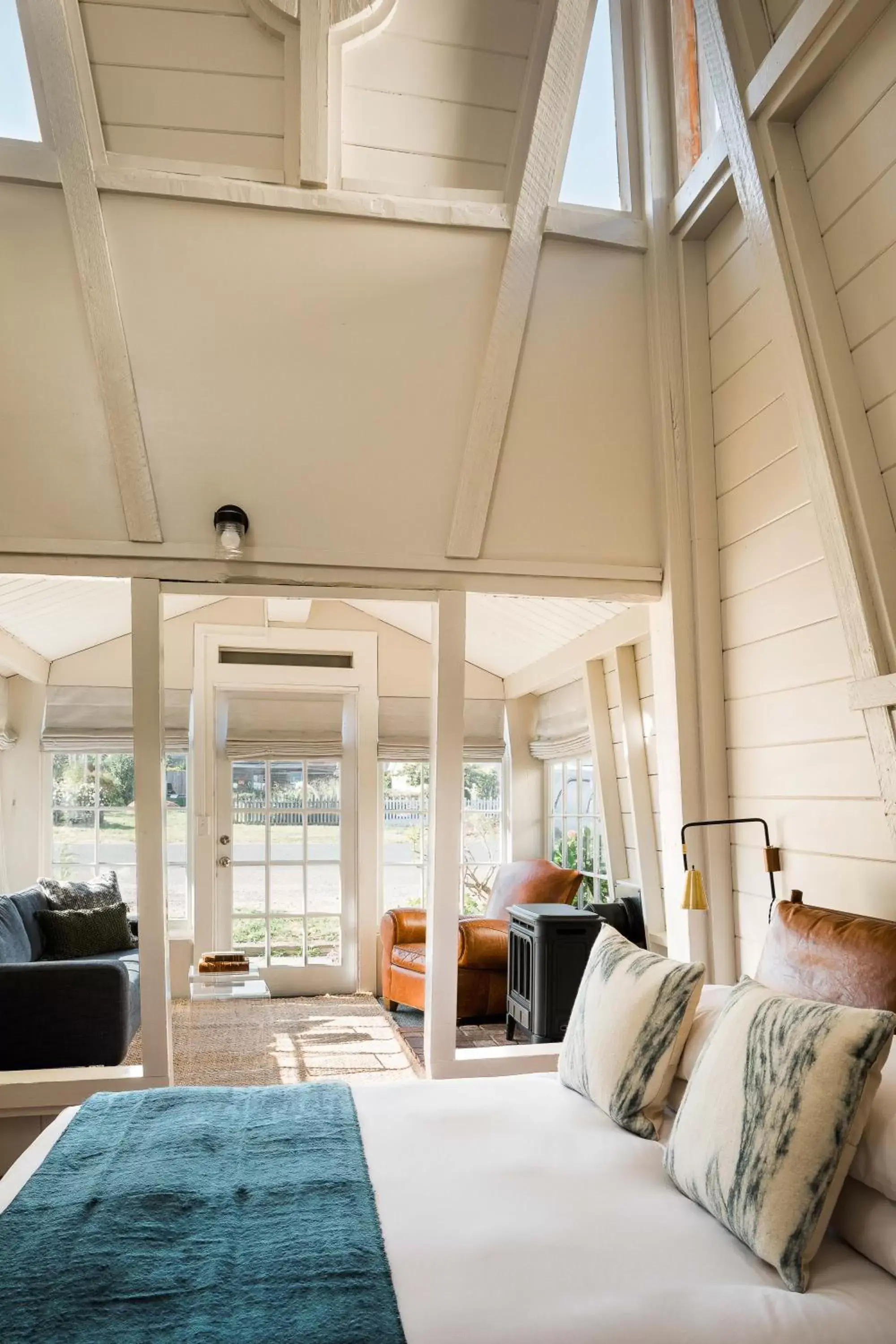 Photo of the whole room, Bed in Inns of Mendocino