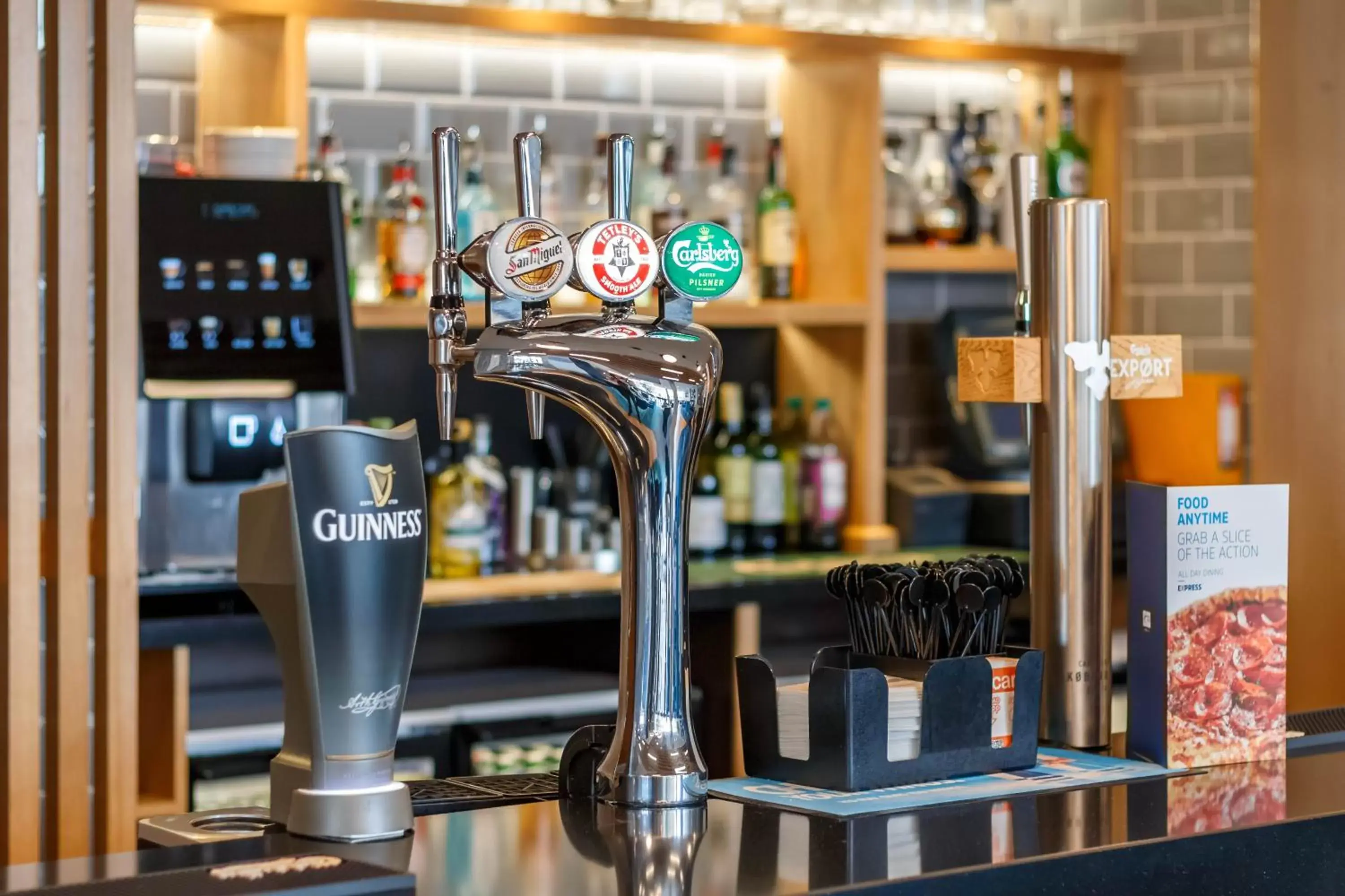 Lounge or bar in Holiday Inn Express Walsall M6, J10, an IHG Hotel