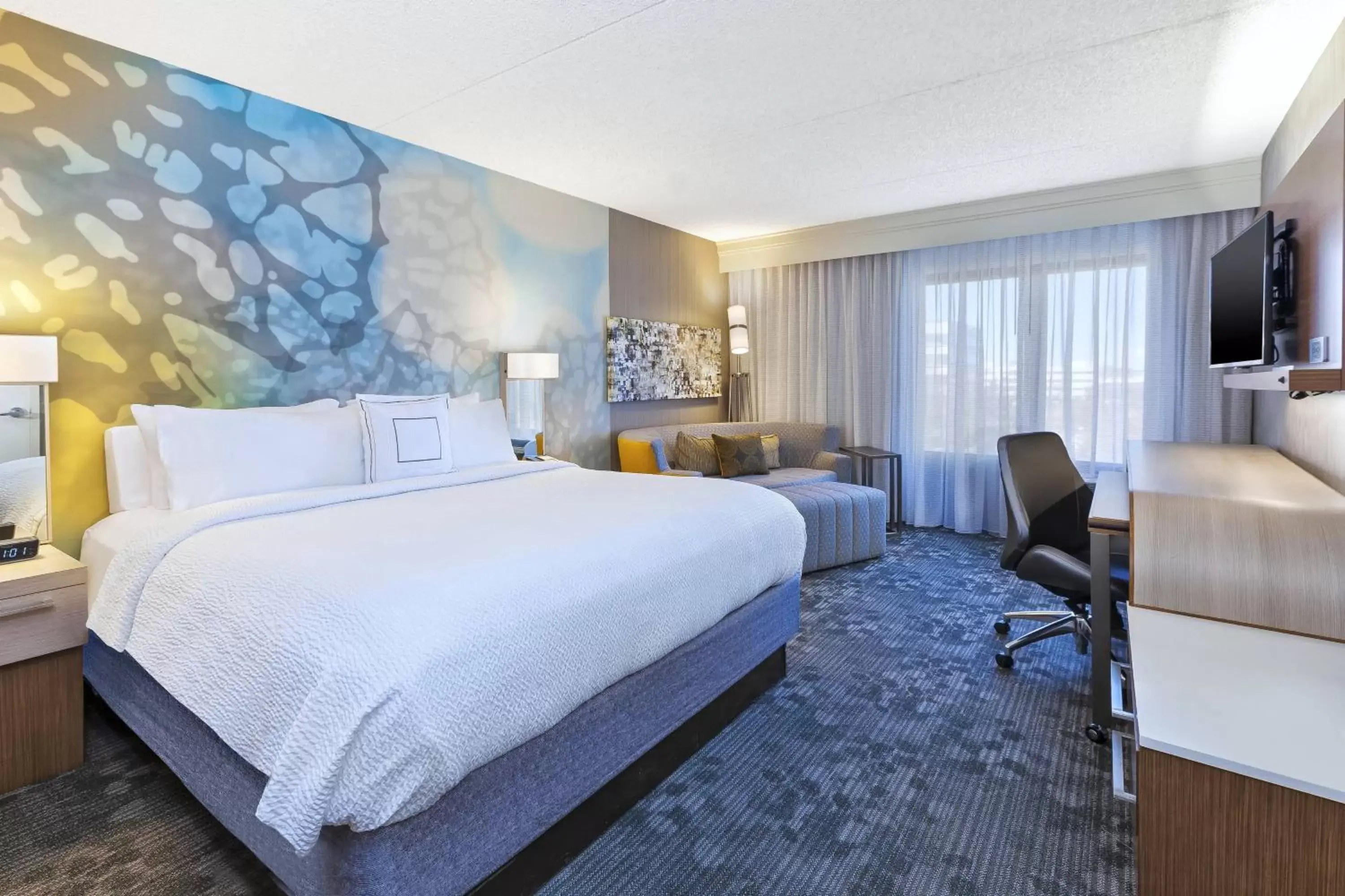 Photo of the whole room, Bed in Courtyard by Marriott Secaucus Meadowlands