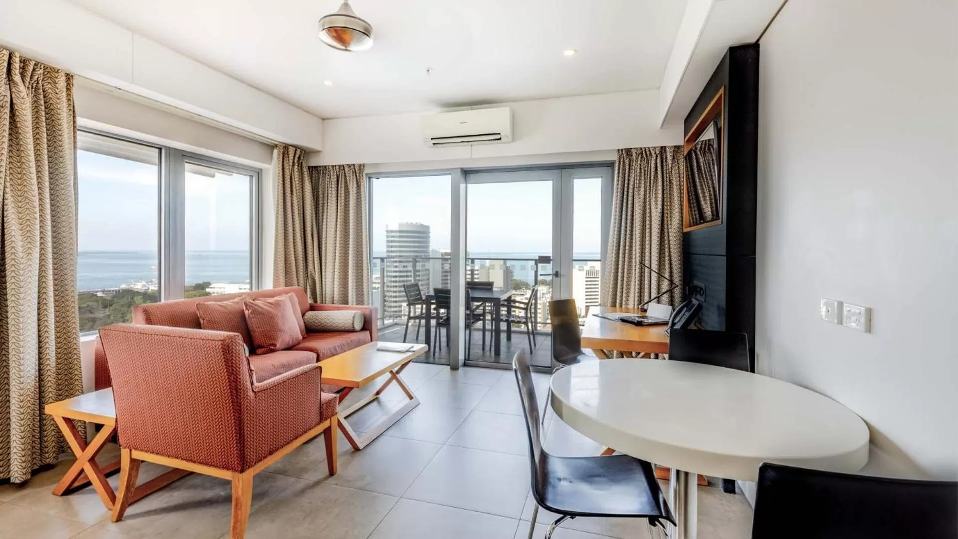 TV and multimedia in Oaks Darwin Elan Hotel