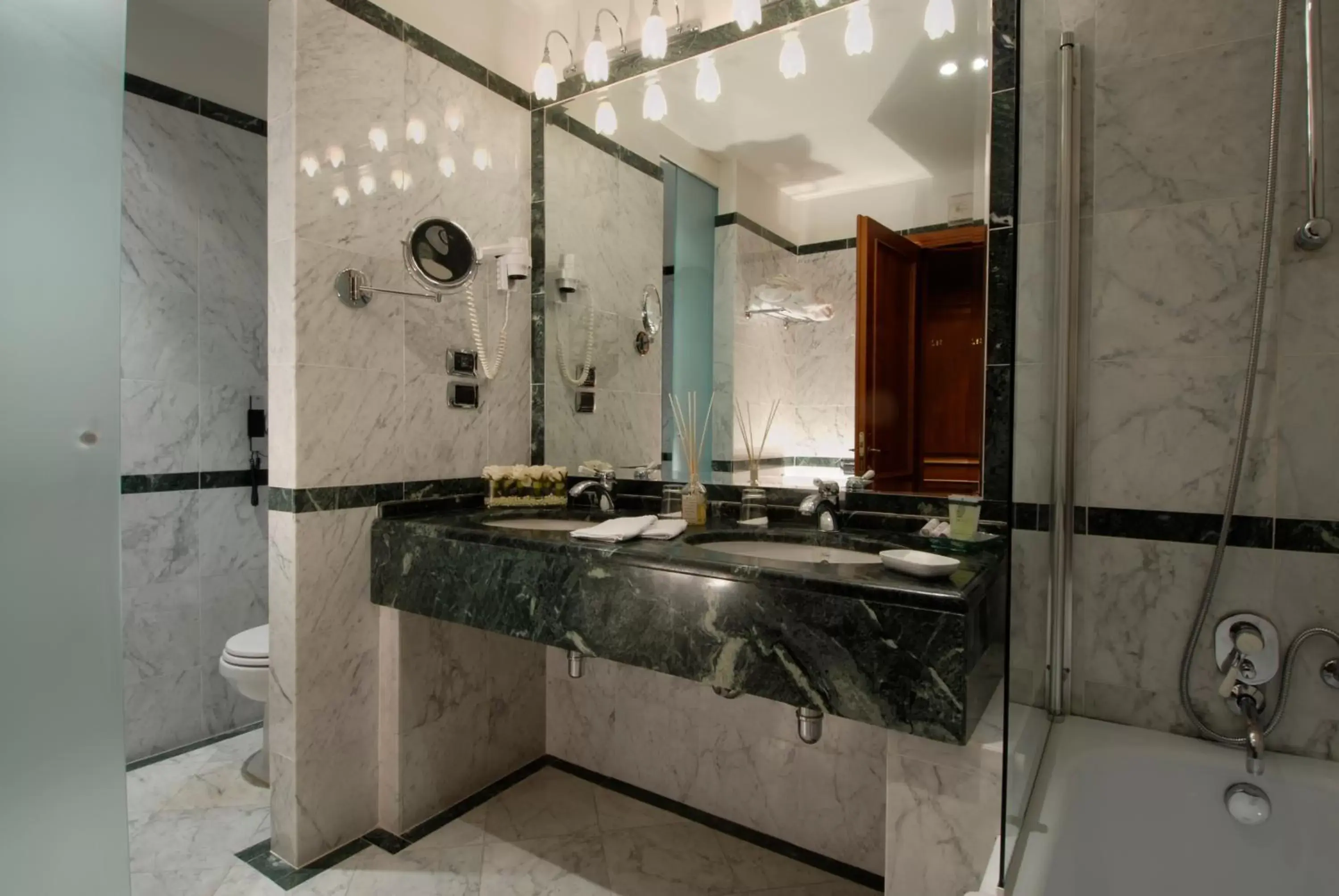Bathroom in Hotel degli Orafi