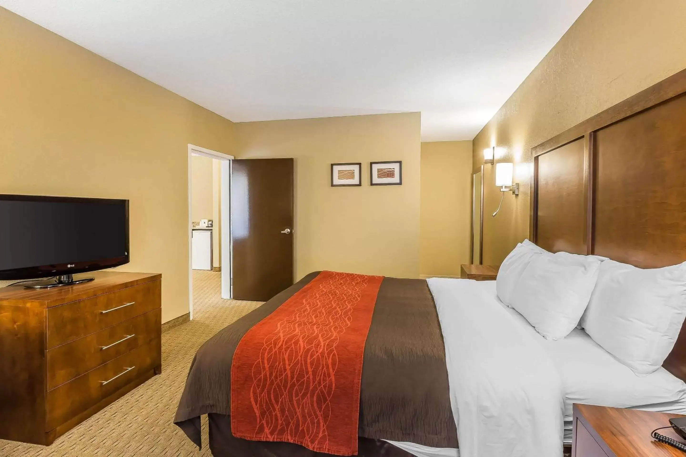 Photo of the whole room, Bed in Comfort Inn & Suites Dalton