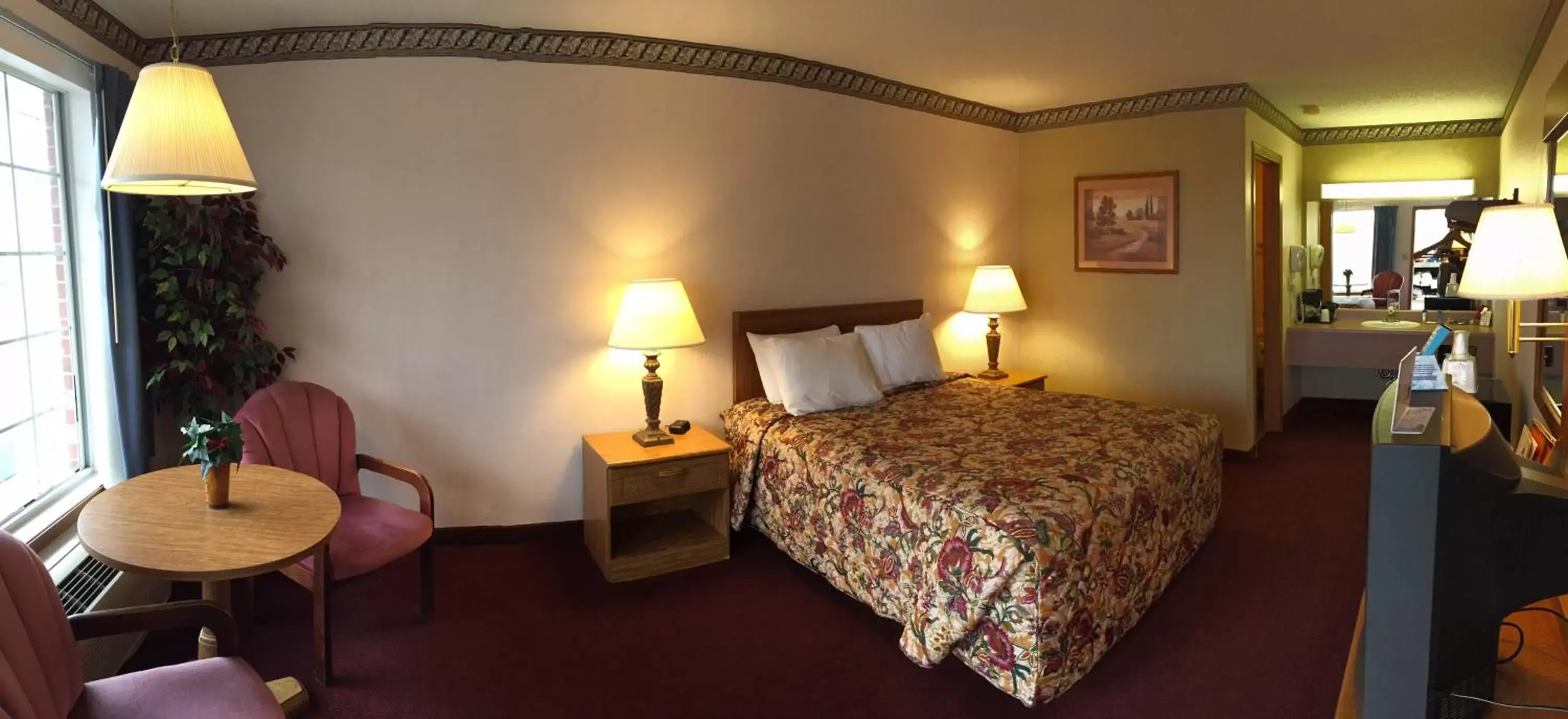 Photo of the whole room, Bed in Twelve Oaks Inn