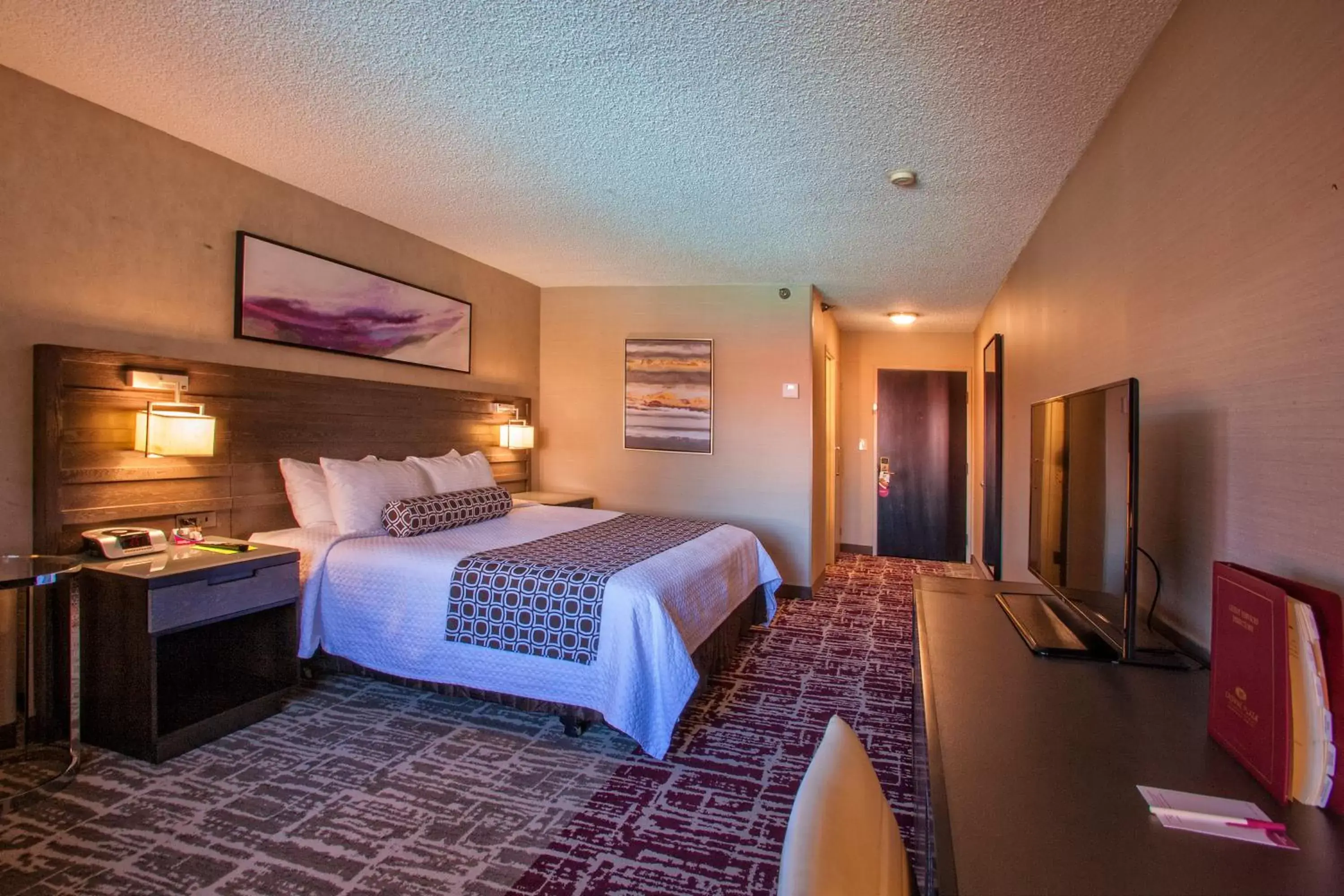 Photo of the whole room, Bed in Crowne Plaza Silicon Valley North - Union City, an IHG Hotel