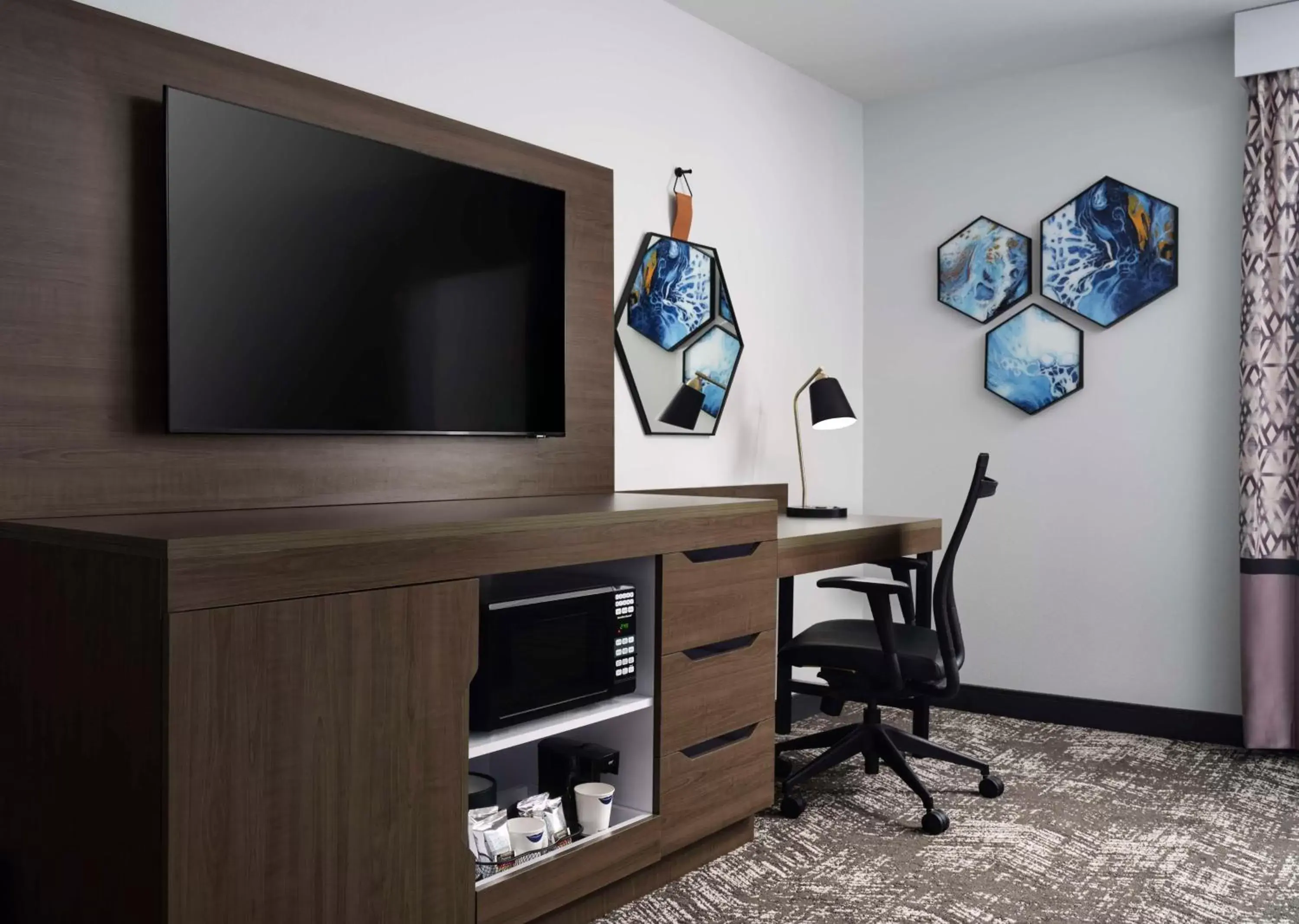 Bedroom, TV/Entertainment Center in Hampton Inn & Suites Dallas-DFW Airport Hurst