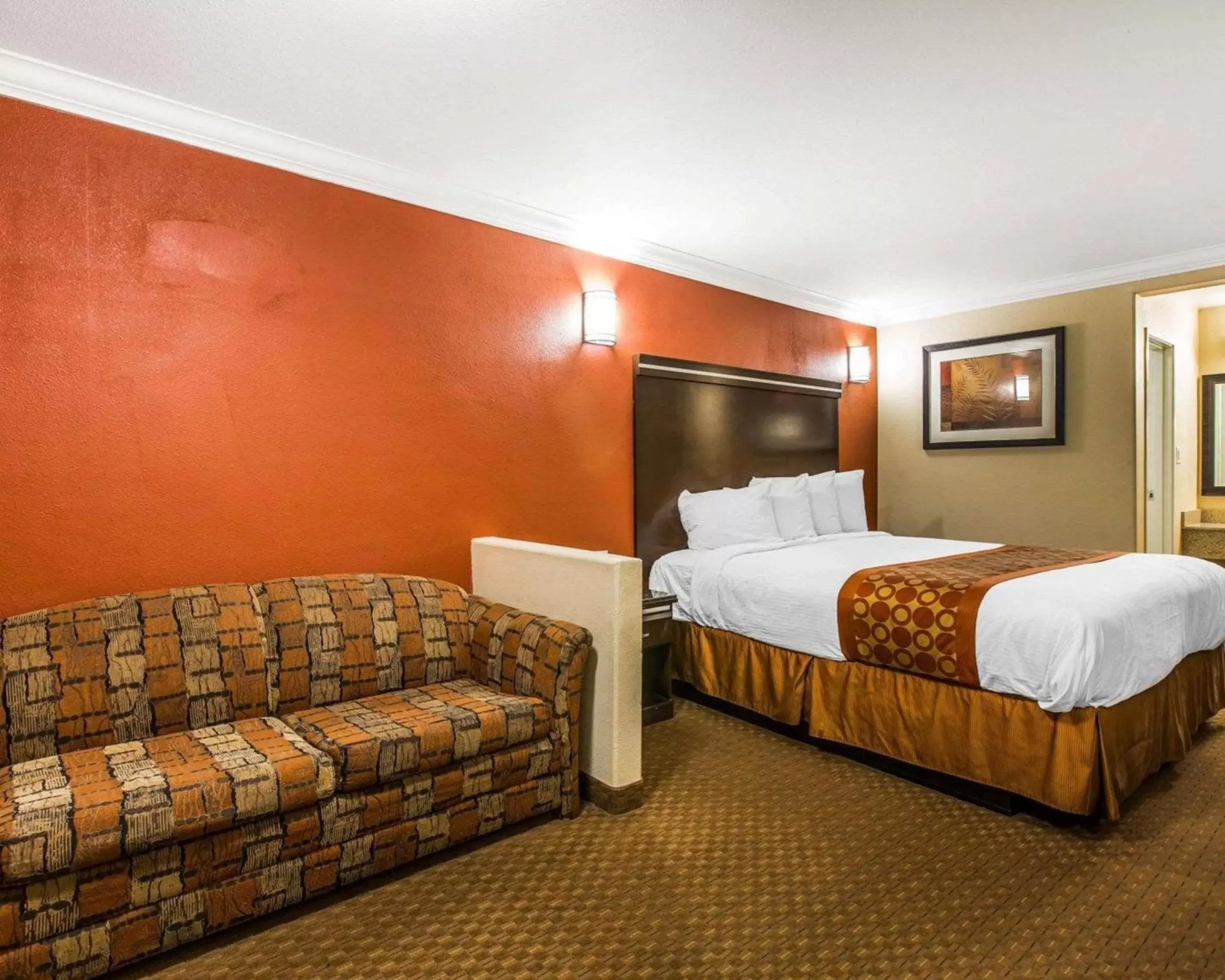 Photo of the whole room, Bed in Rodeway Inn & Suites Corona