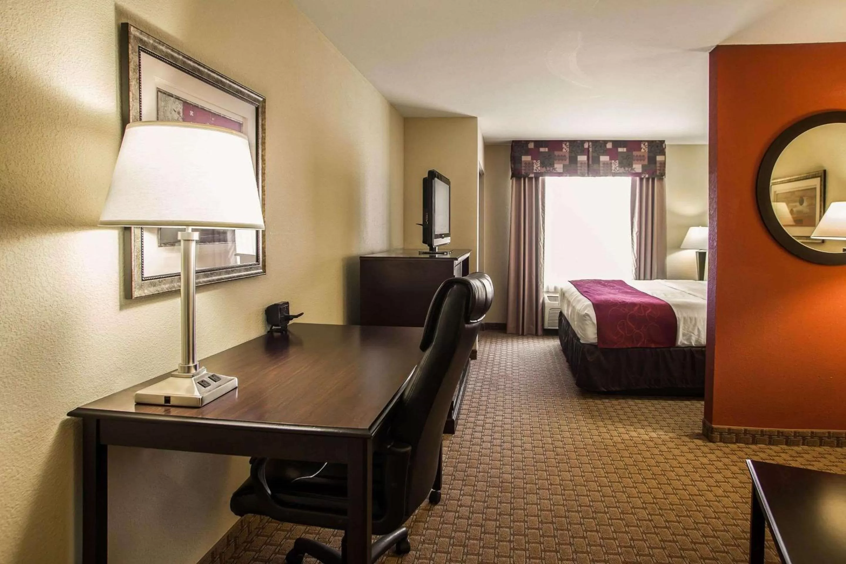 Bedroom, Bed in Comfort Suites Bloomington I-55 and I-74