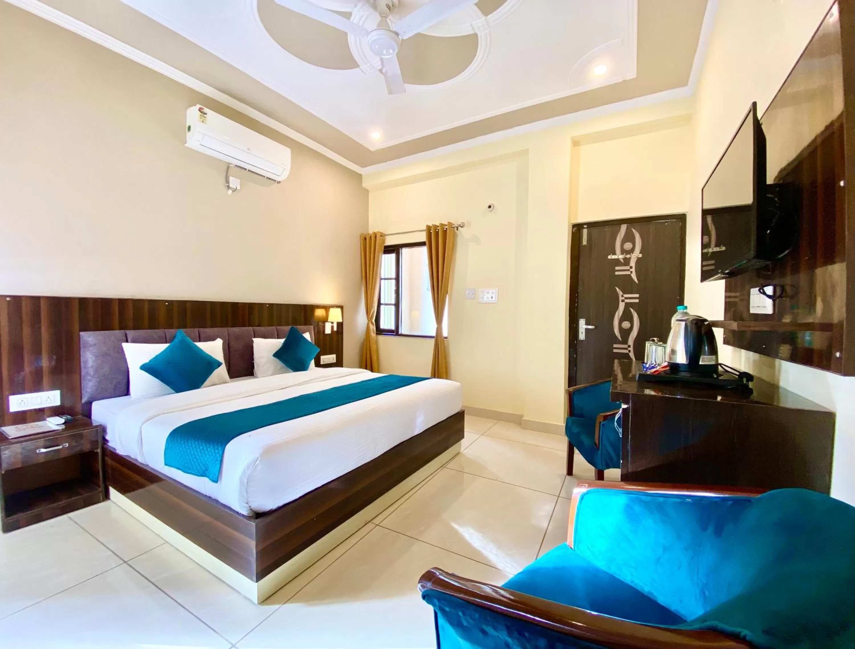 Photo of the whole room, Bed in Tapovan New Residency - 5 minutes walk to Laxman jhula