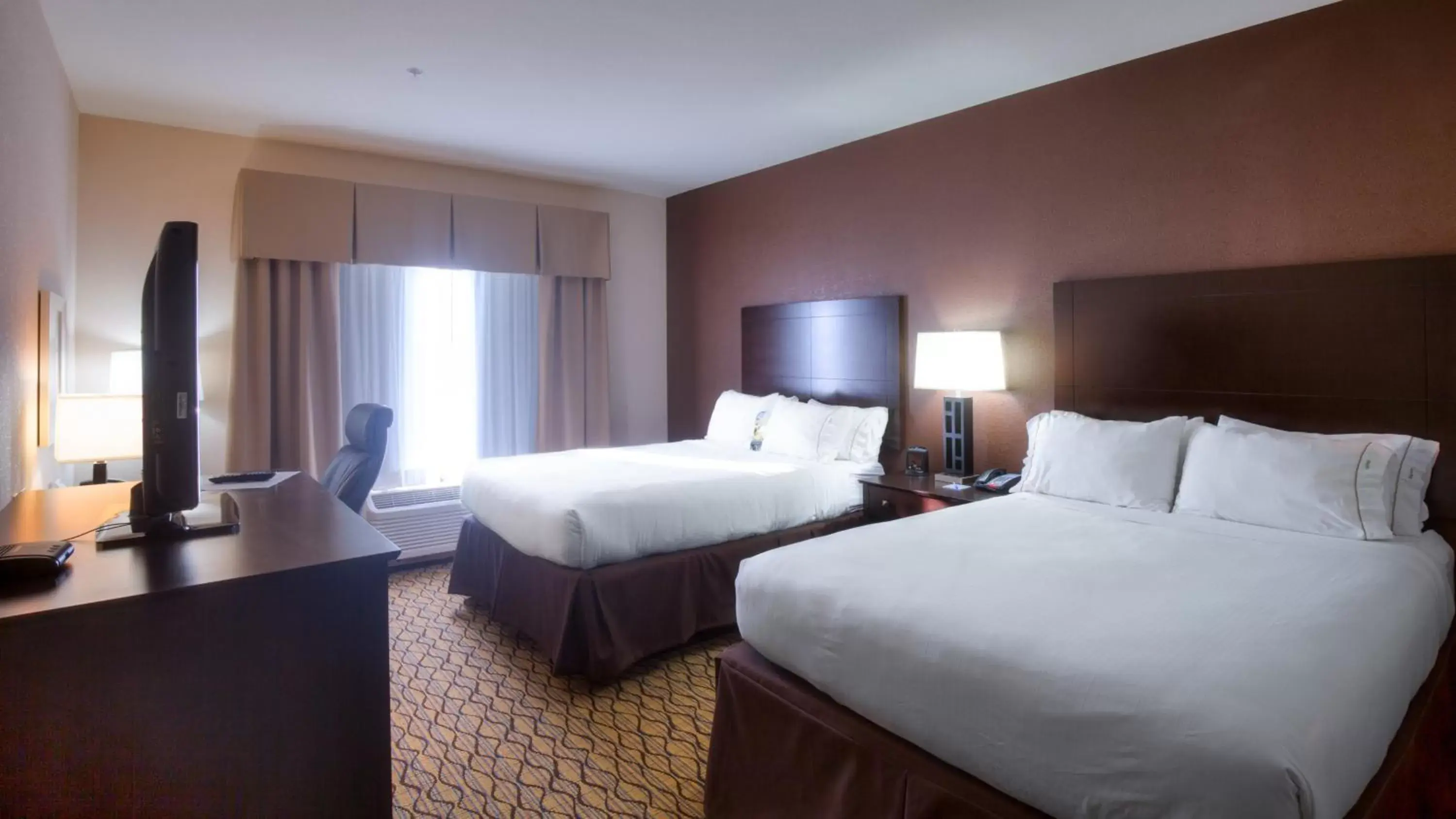 Photo of the whole room, Bed in Holiday Inn Express Hotel and Suites Elk City, an IHG Hotel