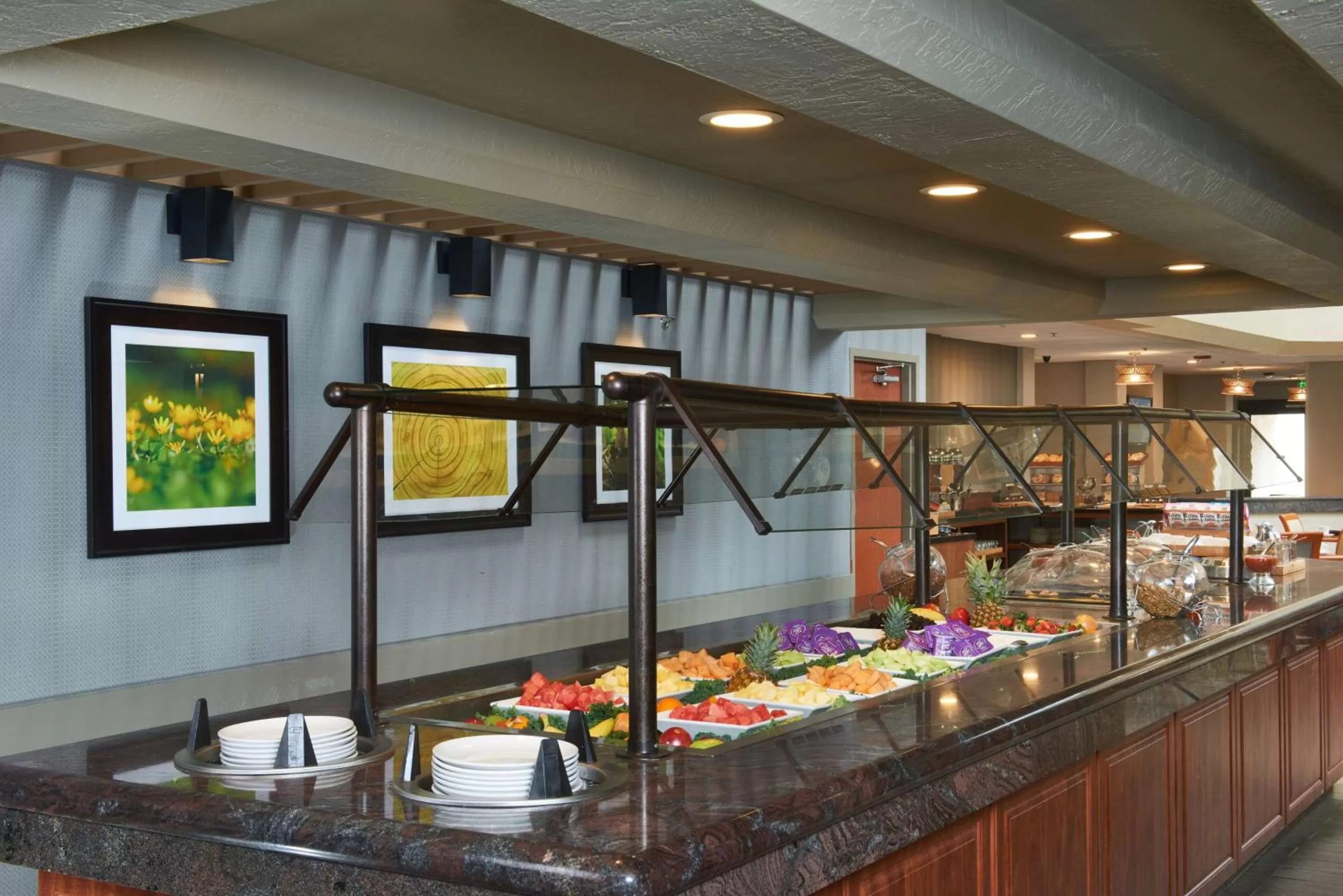 Restaurant/places to eat in DoubleTree by Hilton Fresno Convention Center