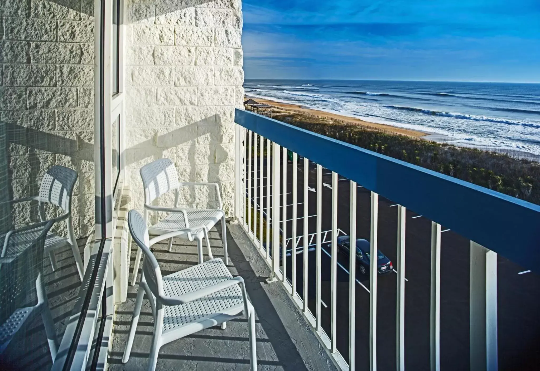 Photo of the whole room, Balcony/Terrace in Holiday Inn Express Nags Head Oceanfront, an IHG Hotel