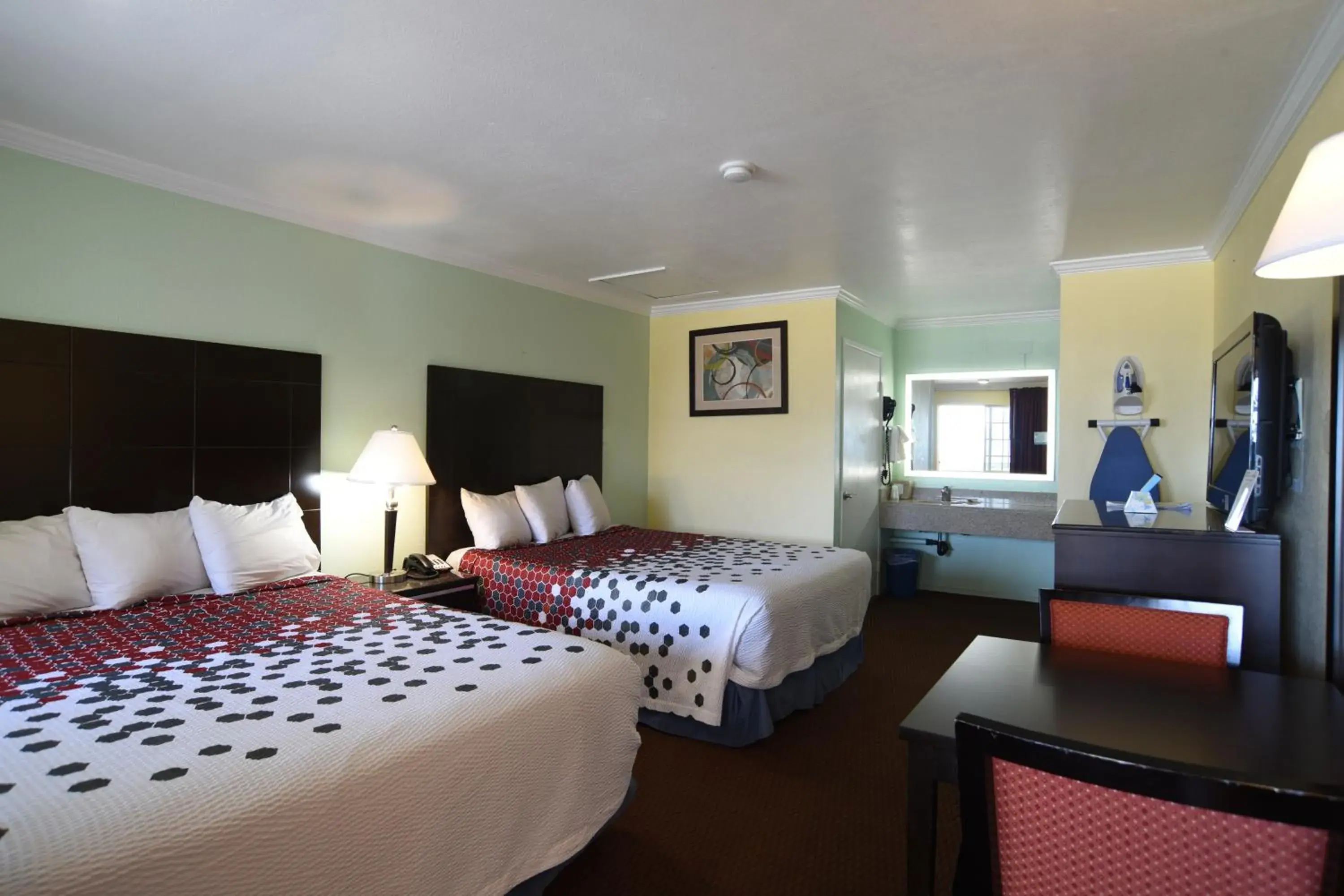 Property building, Bed in Morro Bay Beach Inn