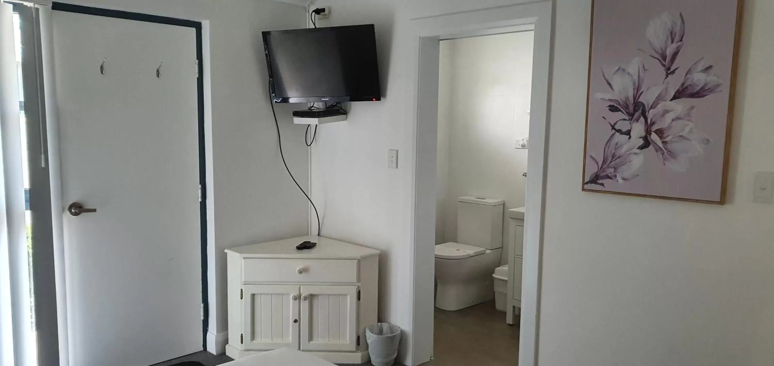 Bathroom, TV/Entertainment Center in Nelson Bay Breeze