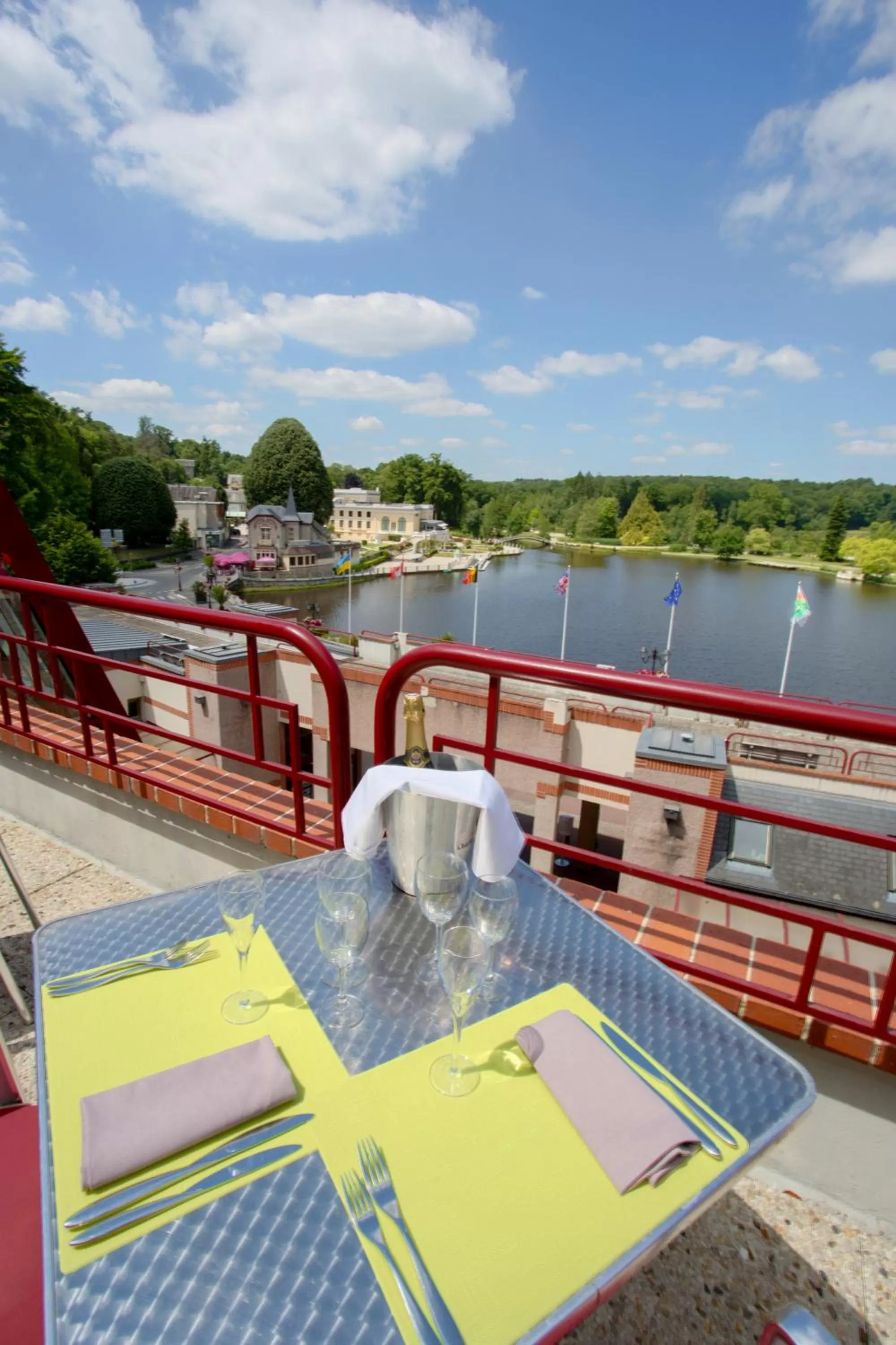 Patio in Hôtel Spa Du Béryl